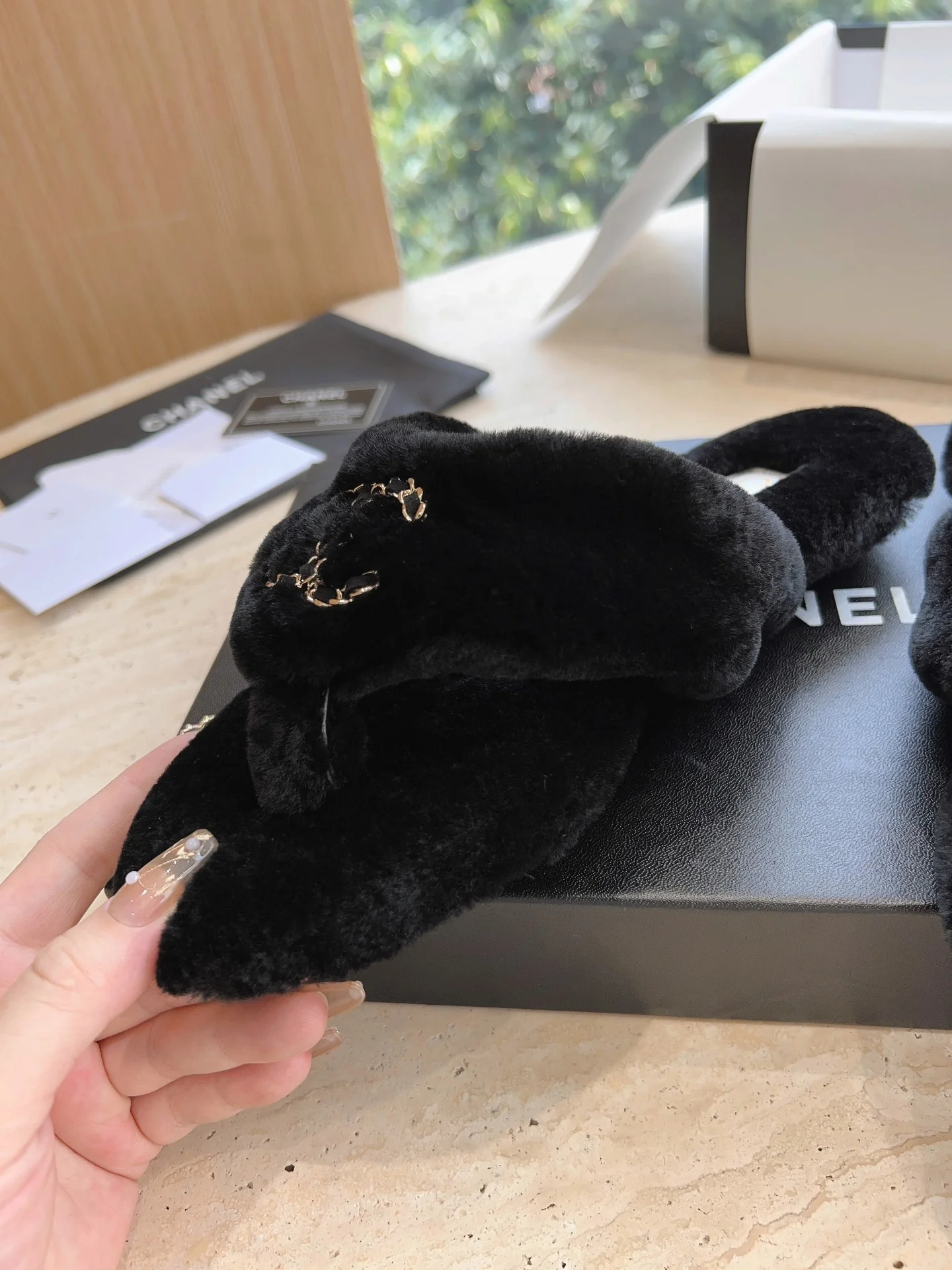 Новинка 2023 года от Chanel - Меховые шлепанцы - Черные