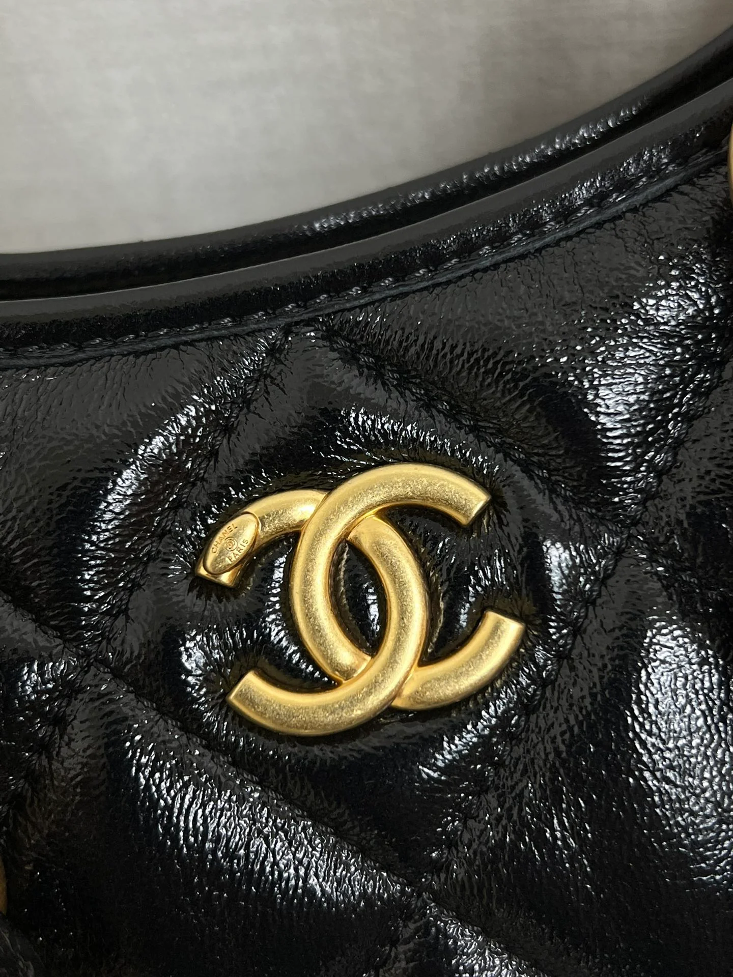 Сумка-хобо Chanel 24a под мышкой - черная, маленькая.