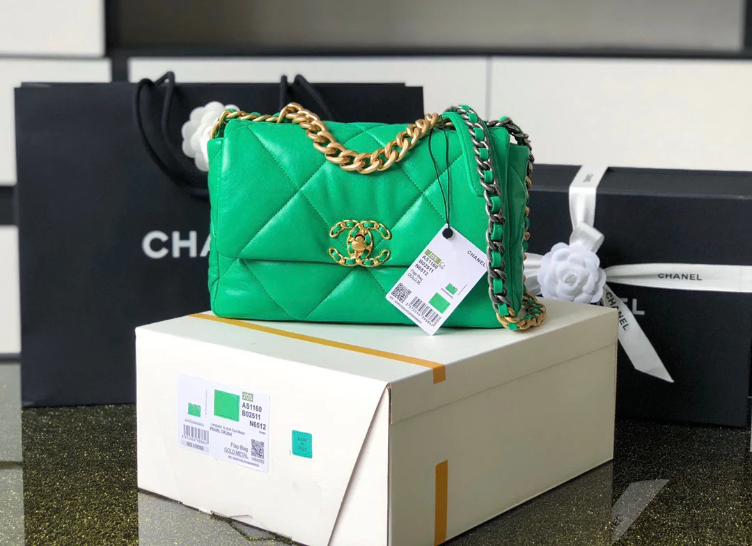 Сумка Chanel 19 - Маленькая, травянисто-зеленого цвета.