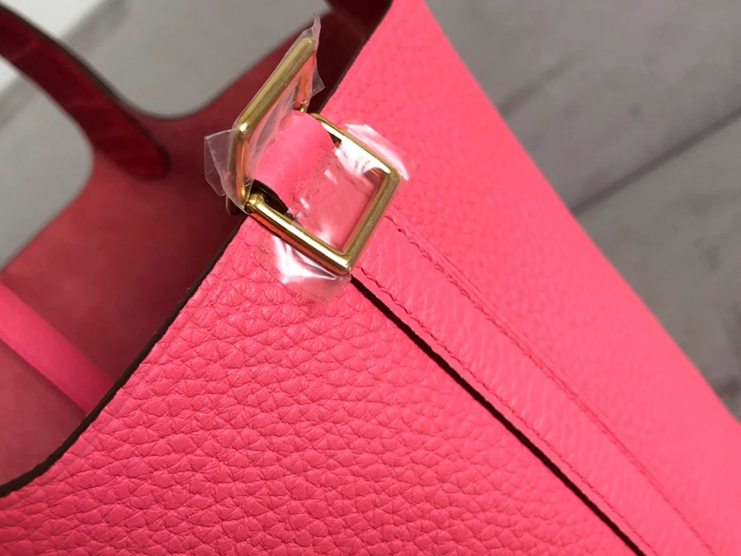 Помада-пудра Hermes Picotin 18 TC с рисунком под крокодиловую кожу и золотой пряжкой.