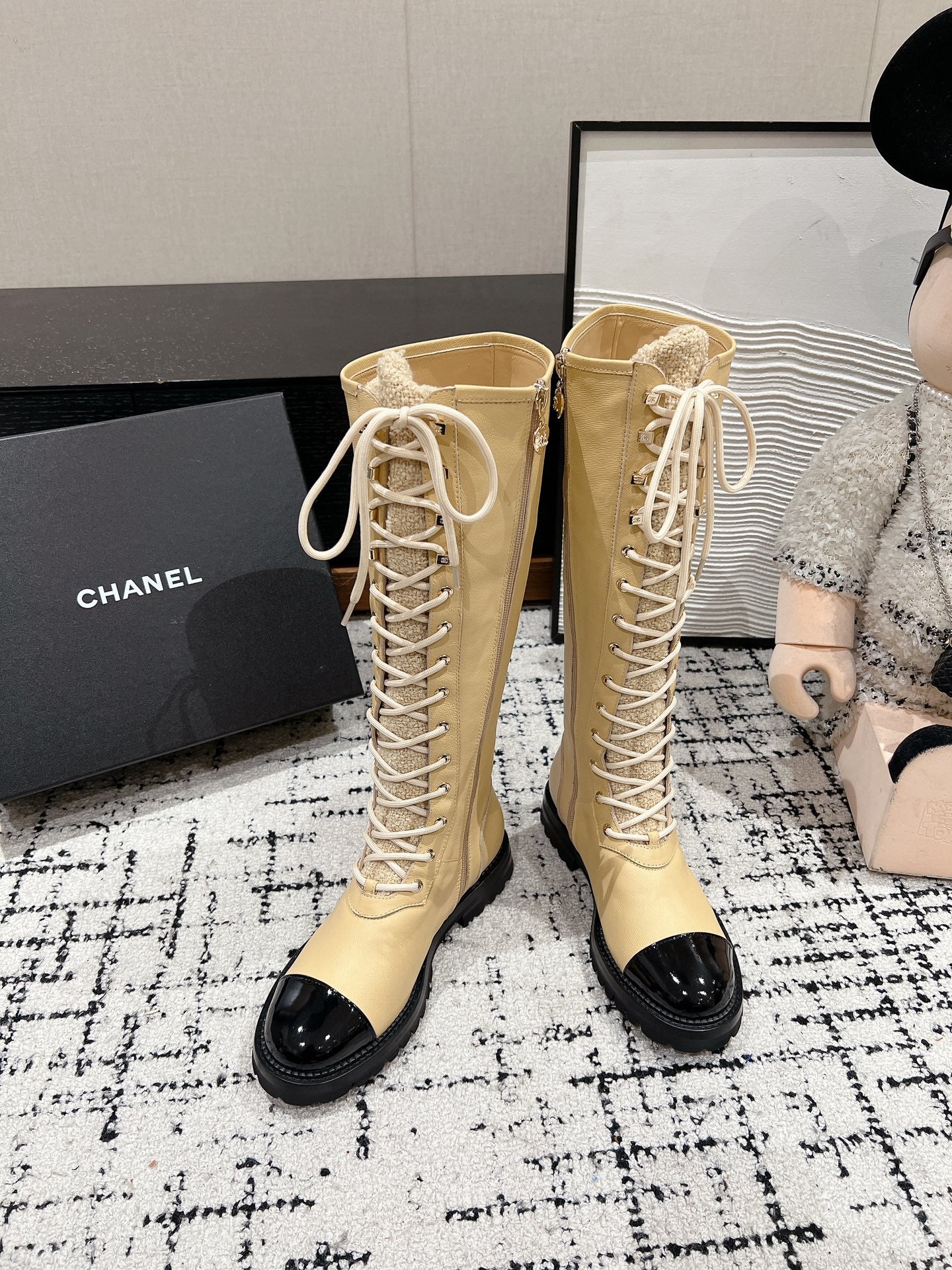 Ботинки Chanel Dr. Martens 2024 года, высокие, цвет ?Молочный чай?.