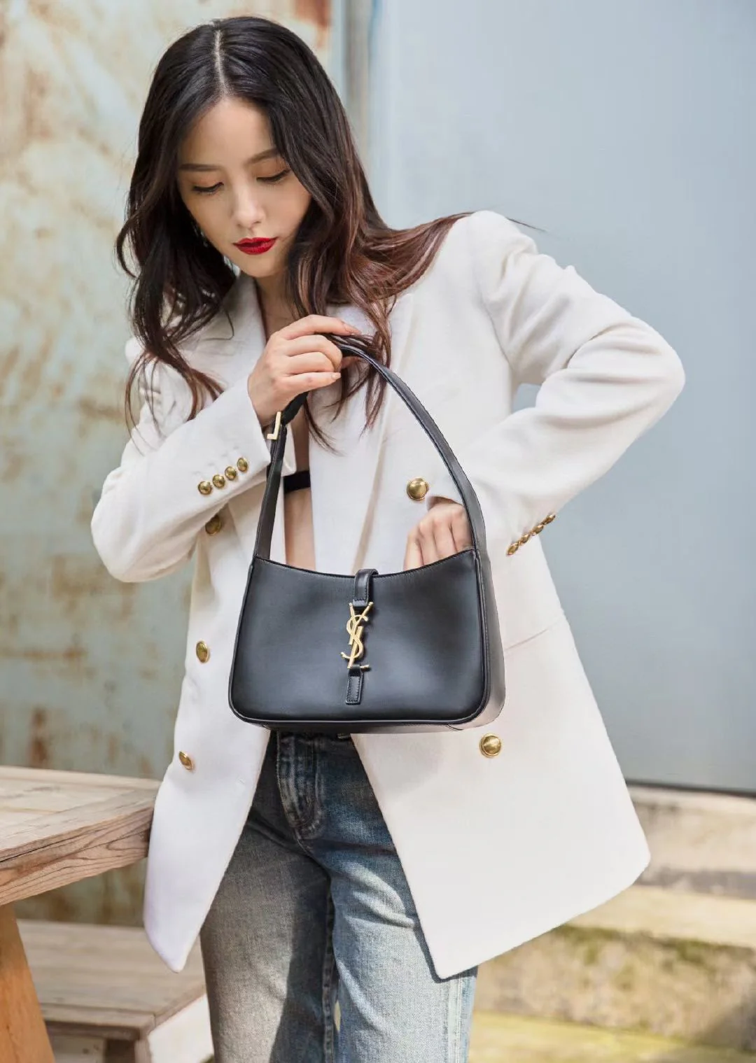 Сумка-седло YSL - черная с золотой фурнитурой - из гладкой кожи.