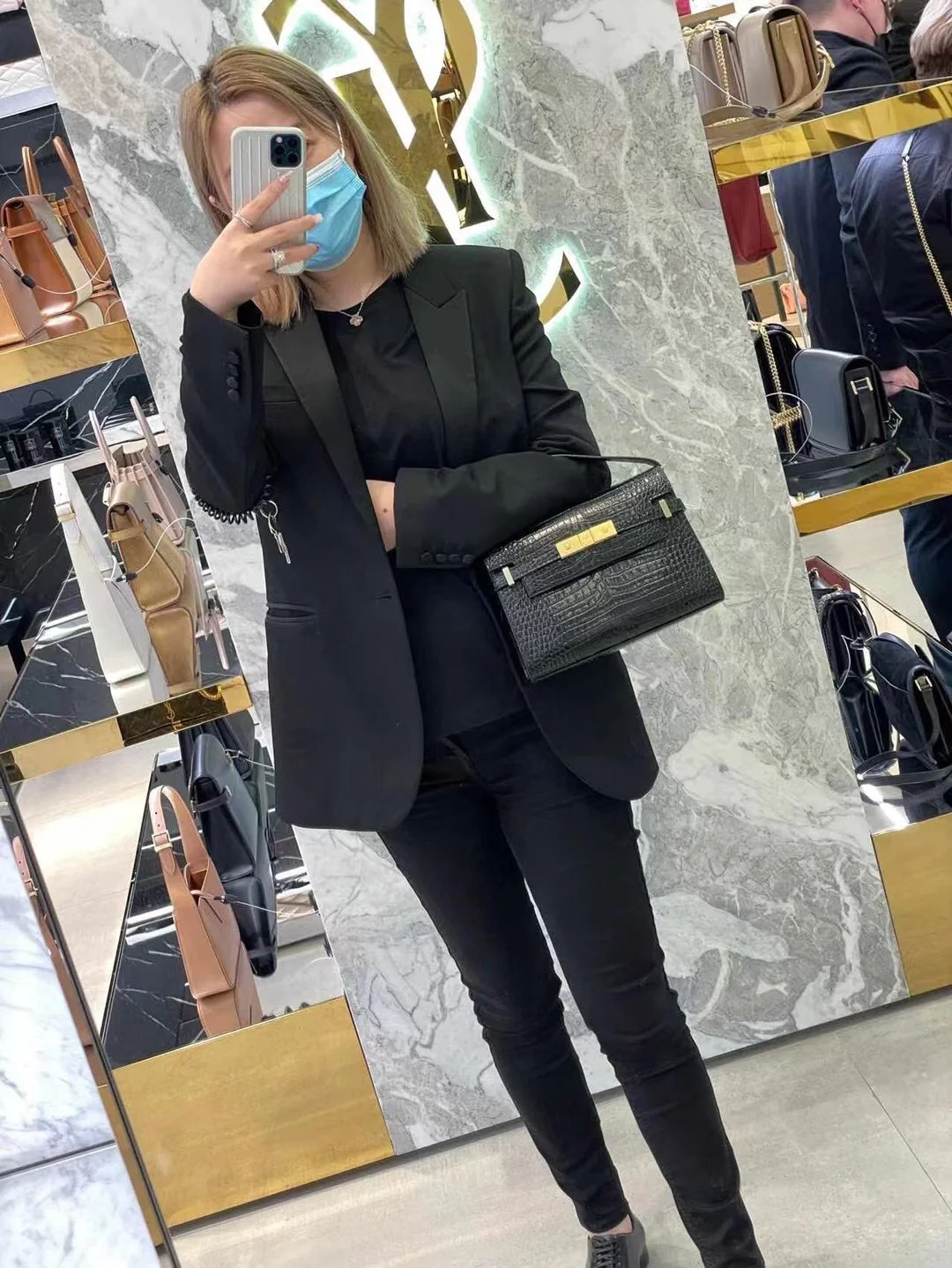 Сумка YSL Manhattan - фурнитура из золотистого материала с тиснением под крокодиловую кожу.