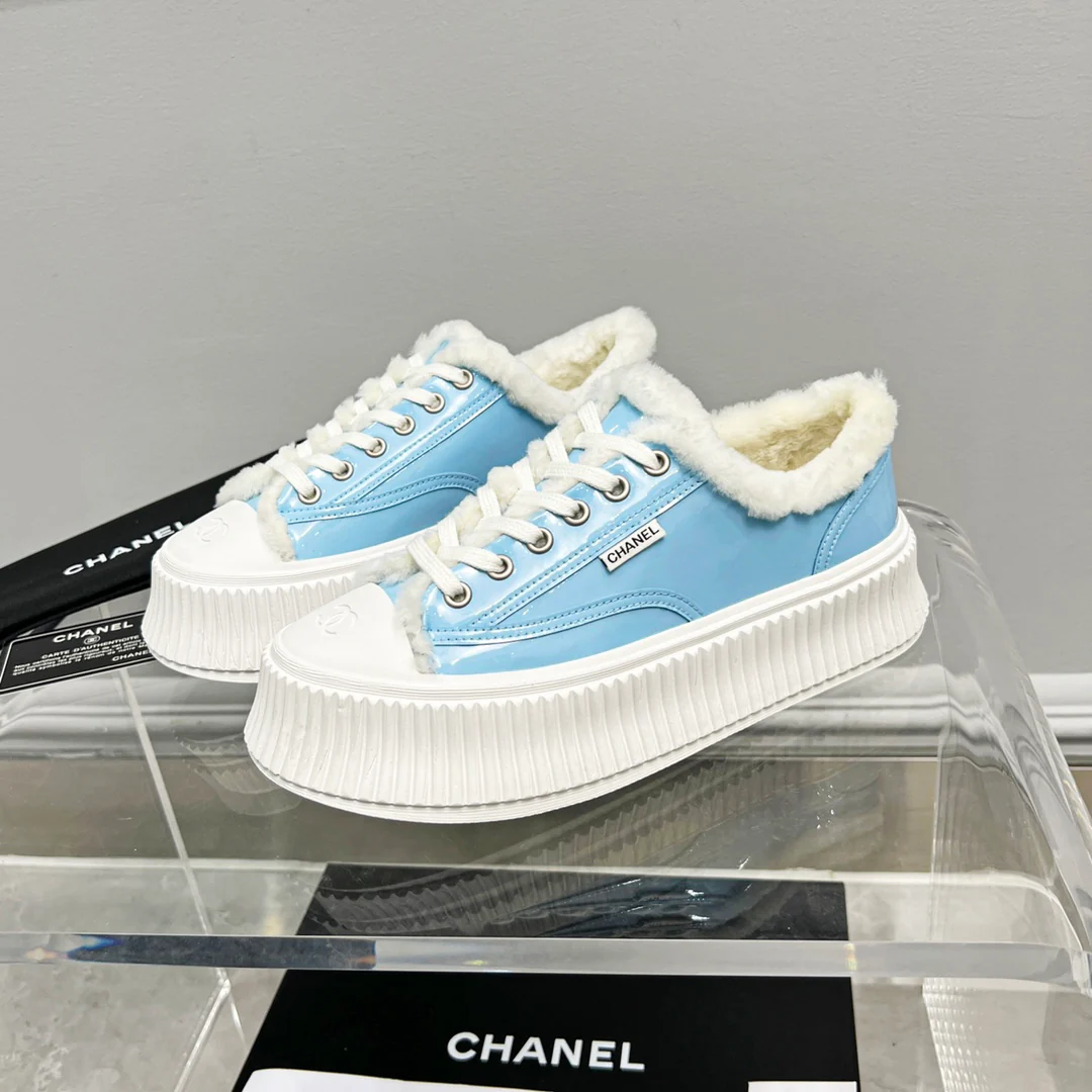 Весенняя коллекция Chanel 2022 — Повседневные туфли на платформе с меховой отделкой — Синие