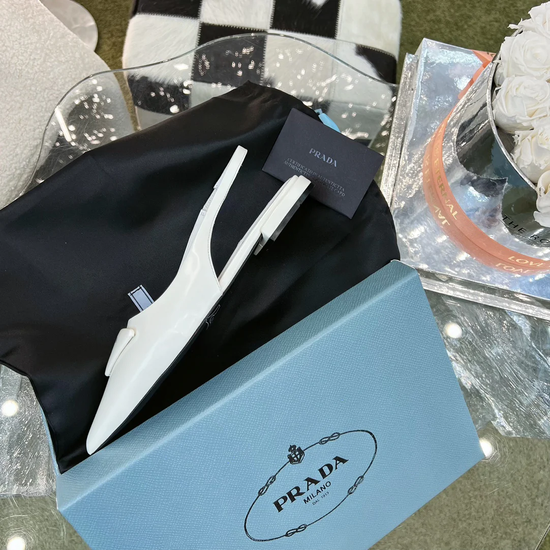 Новинка сезона весна/лето 2023 от Prada - Мюли-балетки с острым носком - Белые