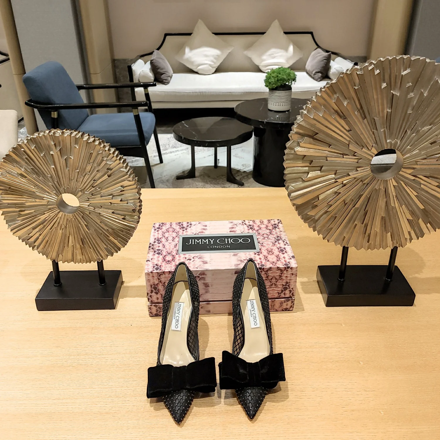 Jimmy - Туфли на высоком каблуке с сетчатыми вставками и стразами.