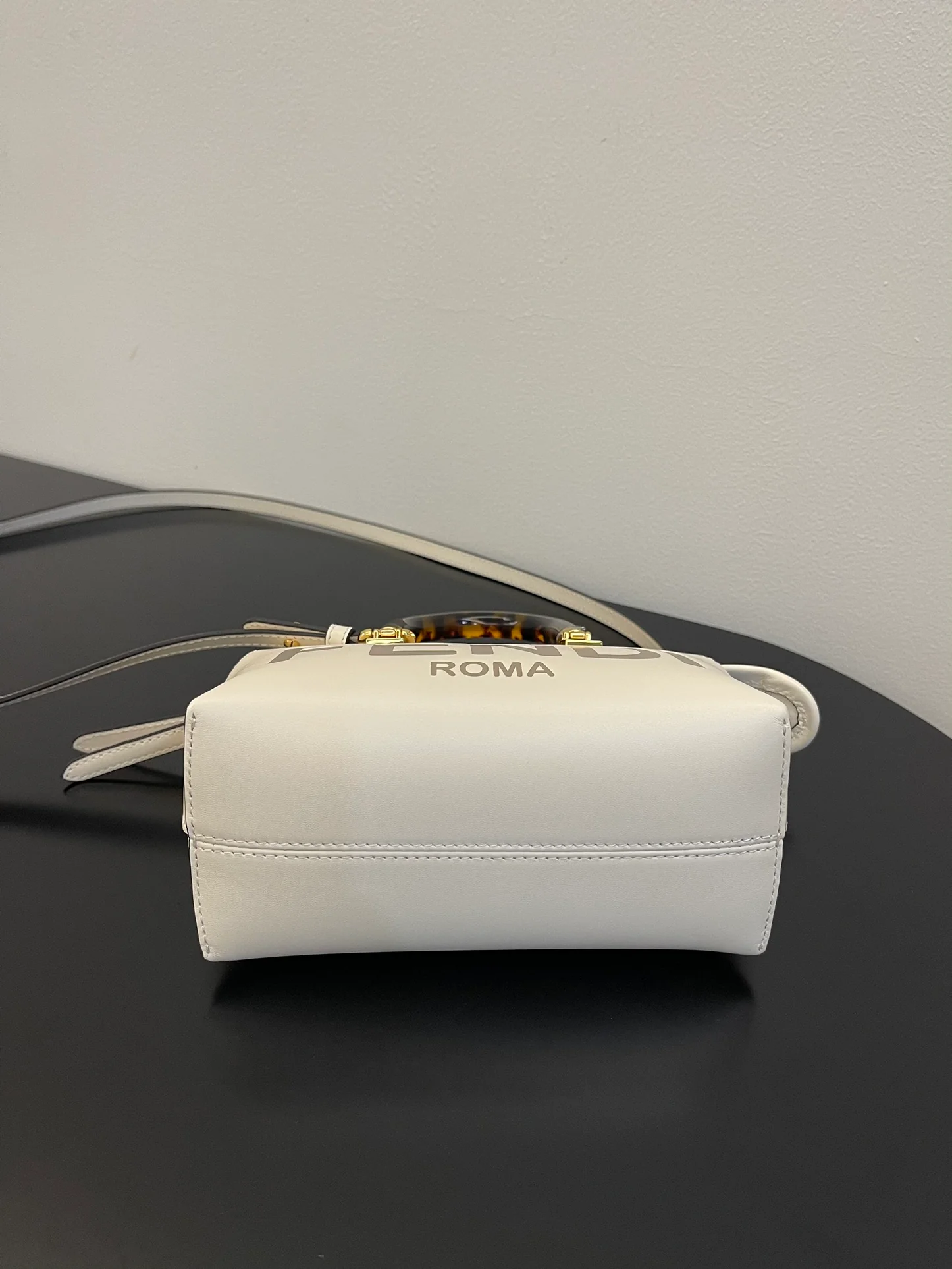 Мини-сумочка Fendi by Way Boston, белая.