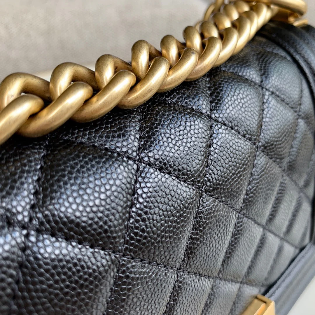 Chanel Boy 20 см, черный шар, золотой