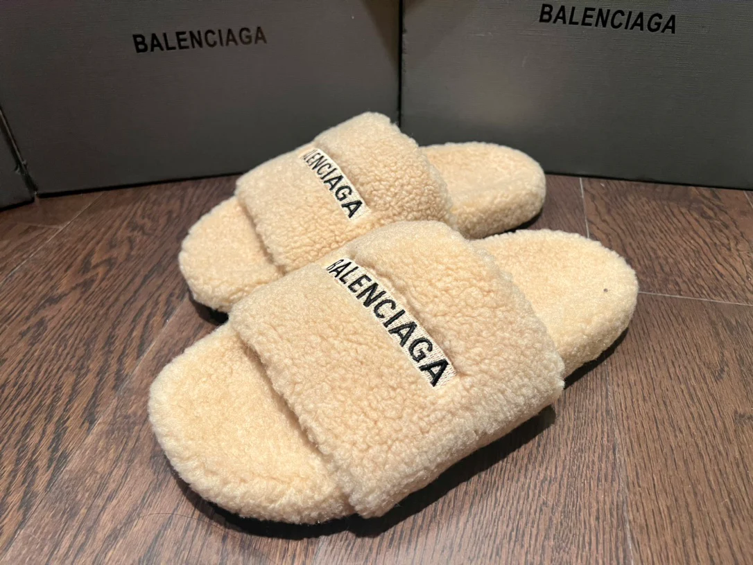 Новинка весны/лета: плюшевые тапочки Balenciaga - размеры 35-40.