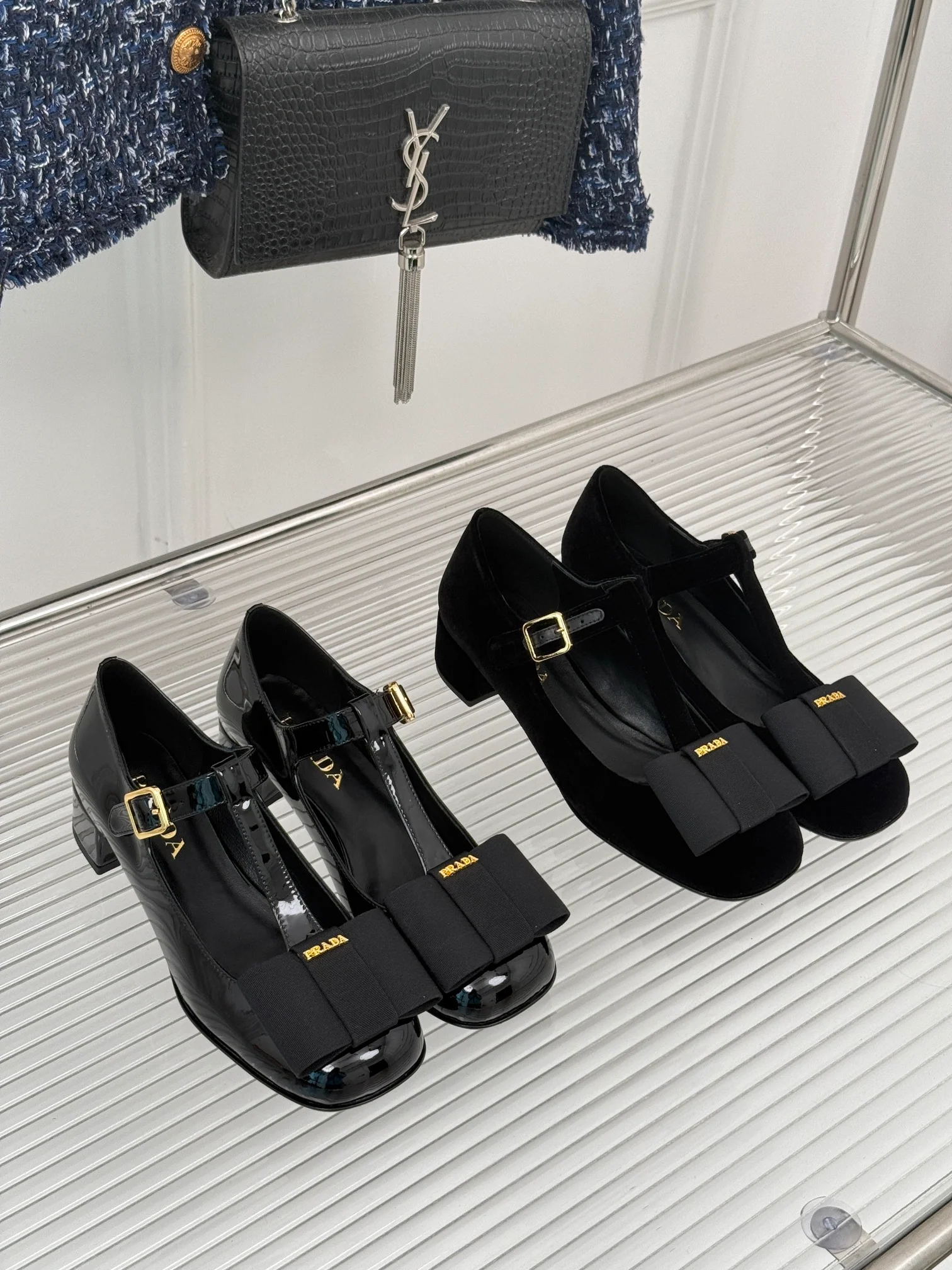 Классические туфли Prada с Т-образным ремешком и бантом, закругленным носком, глянцевые - изображение из коллекции.