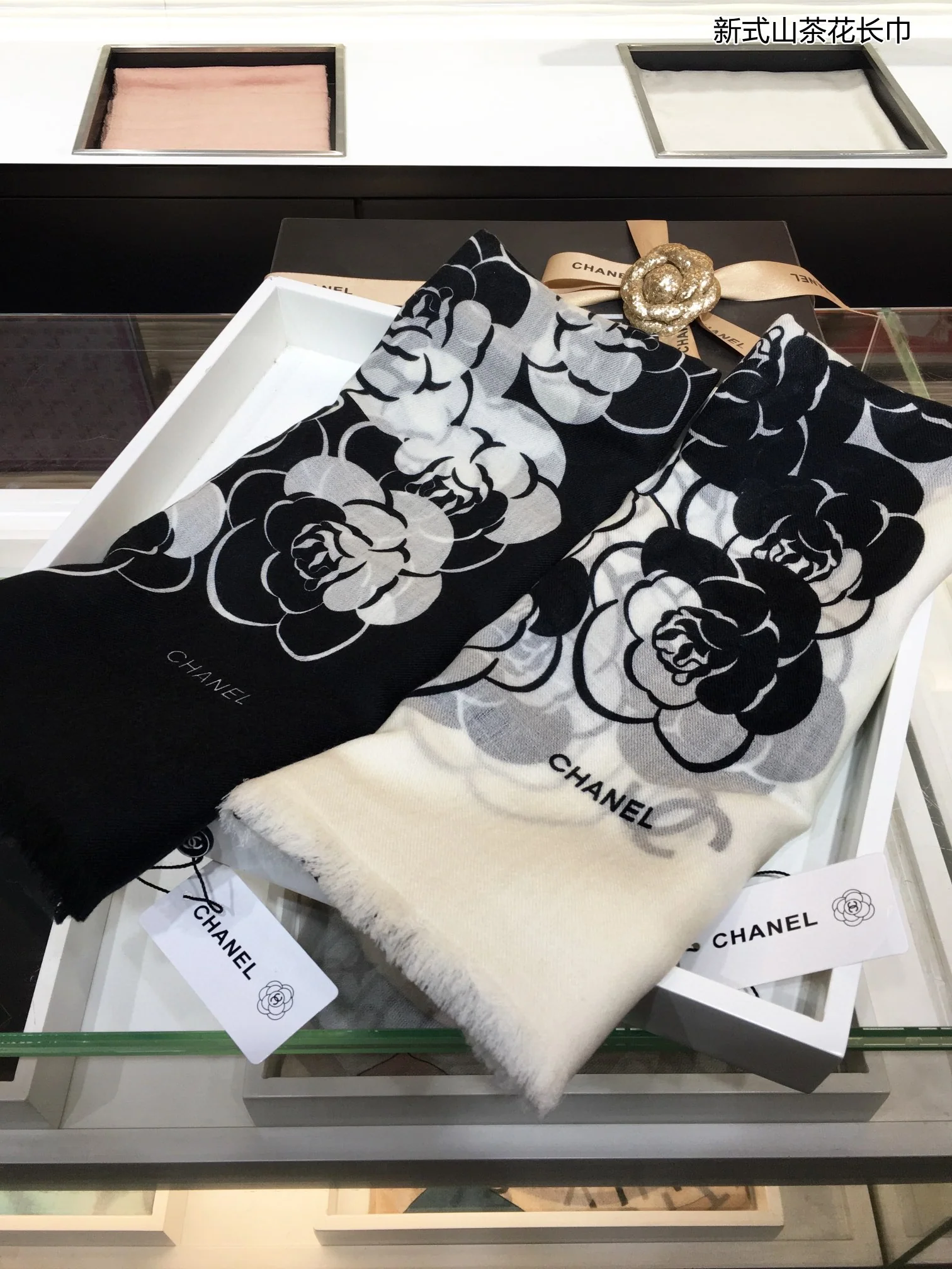 Chanel - Новый шарф ?Камелия? - 110-200 см - 100% - Кашемир премиум-класса - Черный