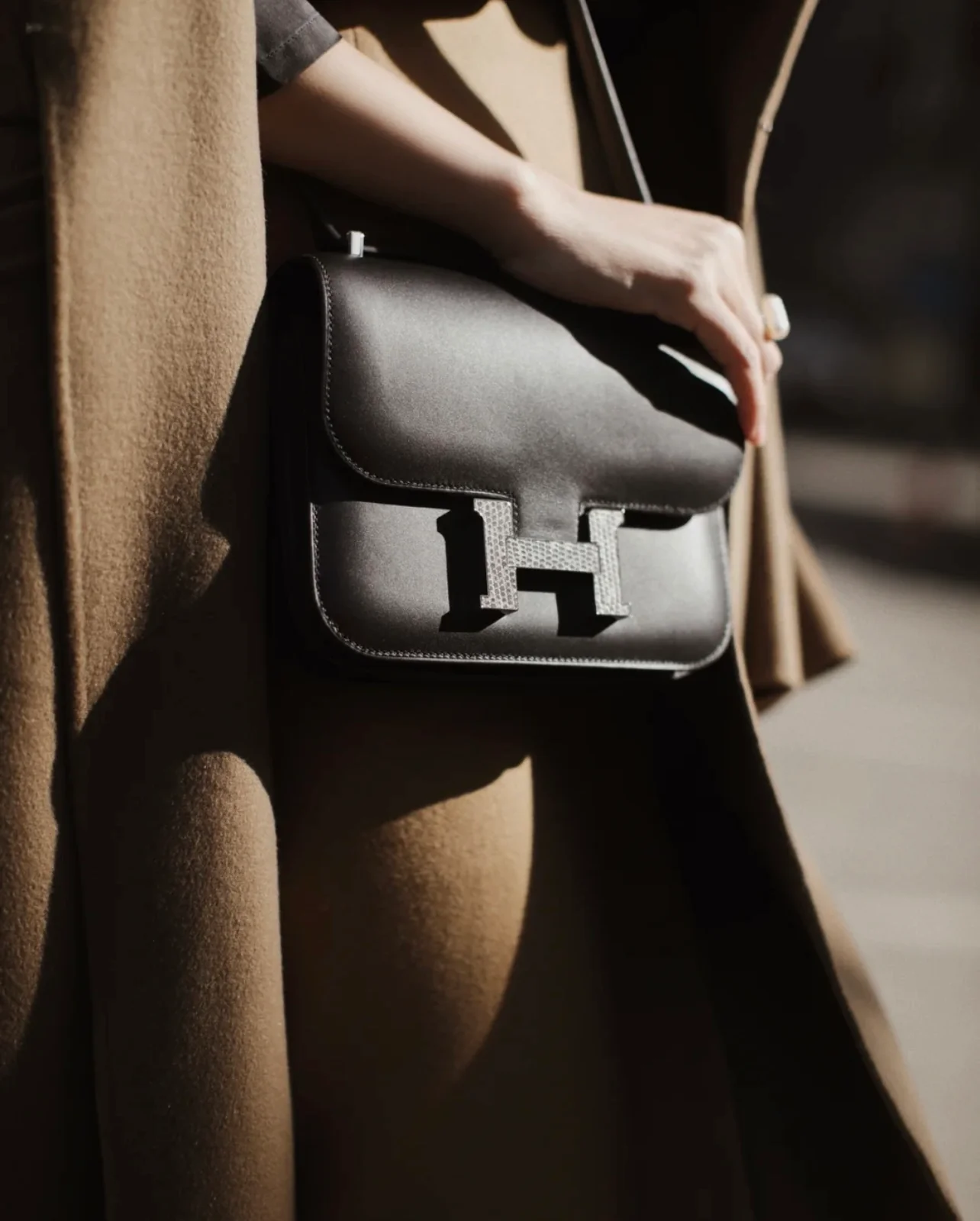 Миниатюрная черная пряжка Hermes Constance Monsieur с серебряной застежкой