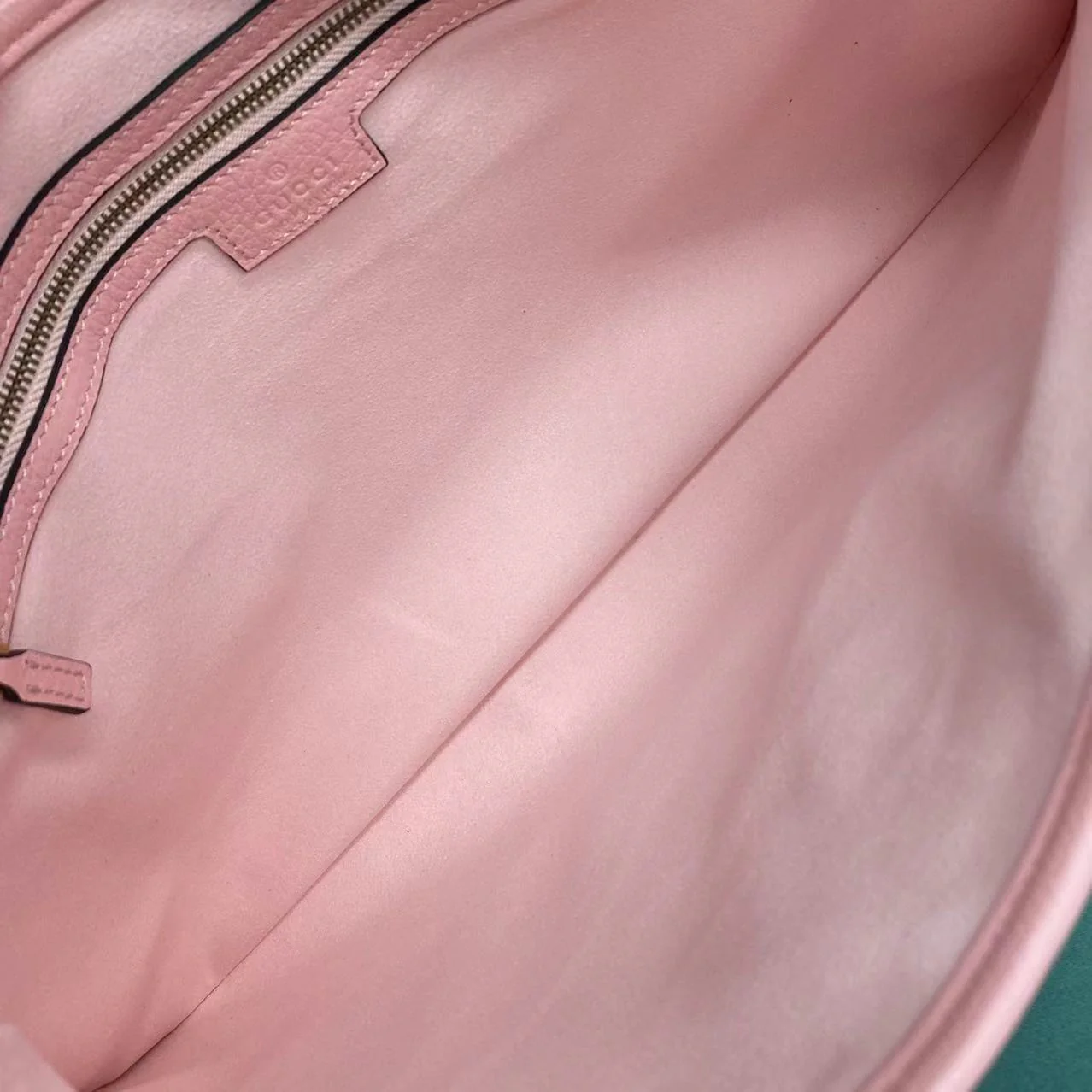 Весенняя коллекция Gucci 2023 — Сумка через плечо ?Полумесяц? — Розовая