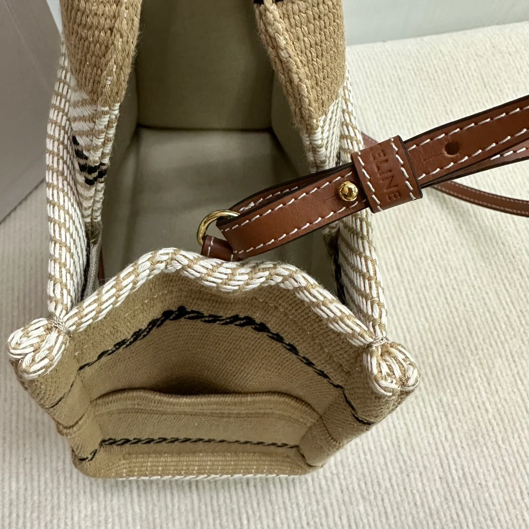 Кожаная сумка-тоут Celine Triumph, маленькая, бежевая.