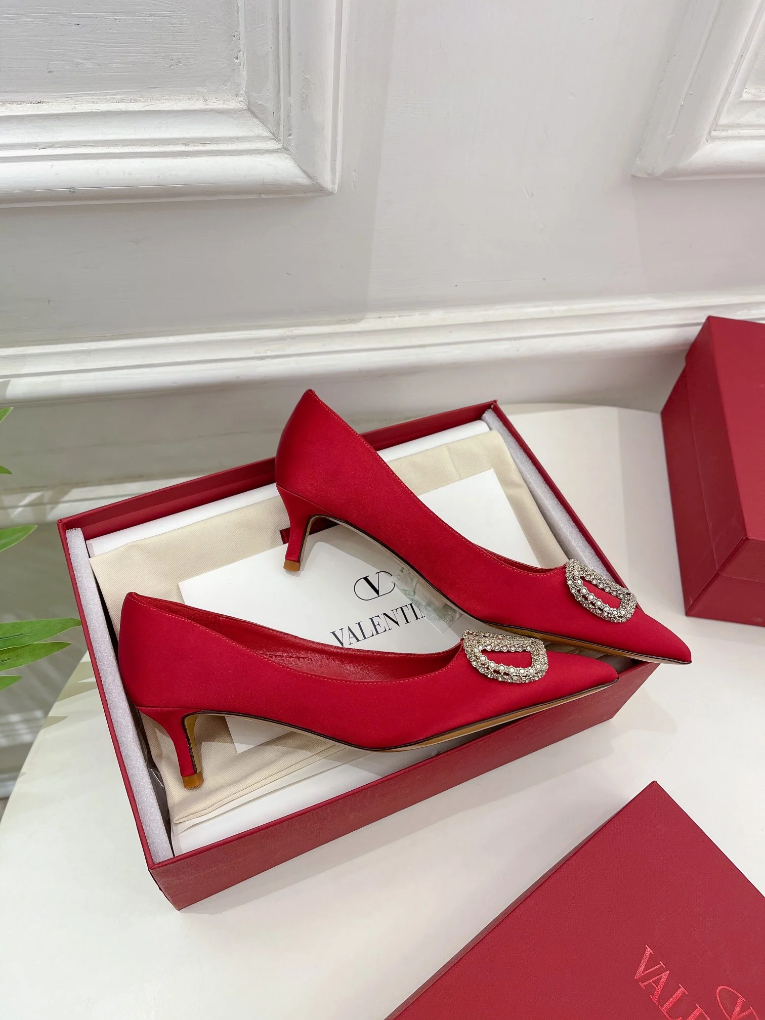 Новинка лета 2023 от Valentino - Коллекция Roman Stud - Туфли на высоком каблуке с бриллиантовой пряжкой - 5 см - Красные