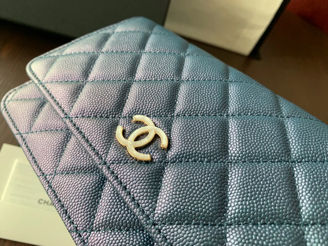 Пряжка Chanel WOC из телячьей кожи с эмалированным узором и жемчужным шариком - 1 шт.