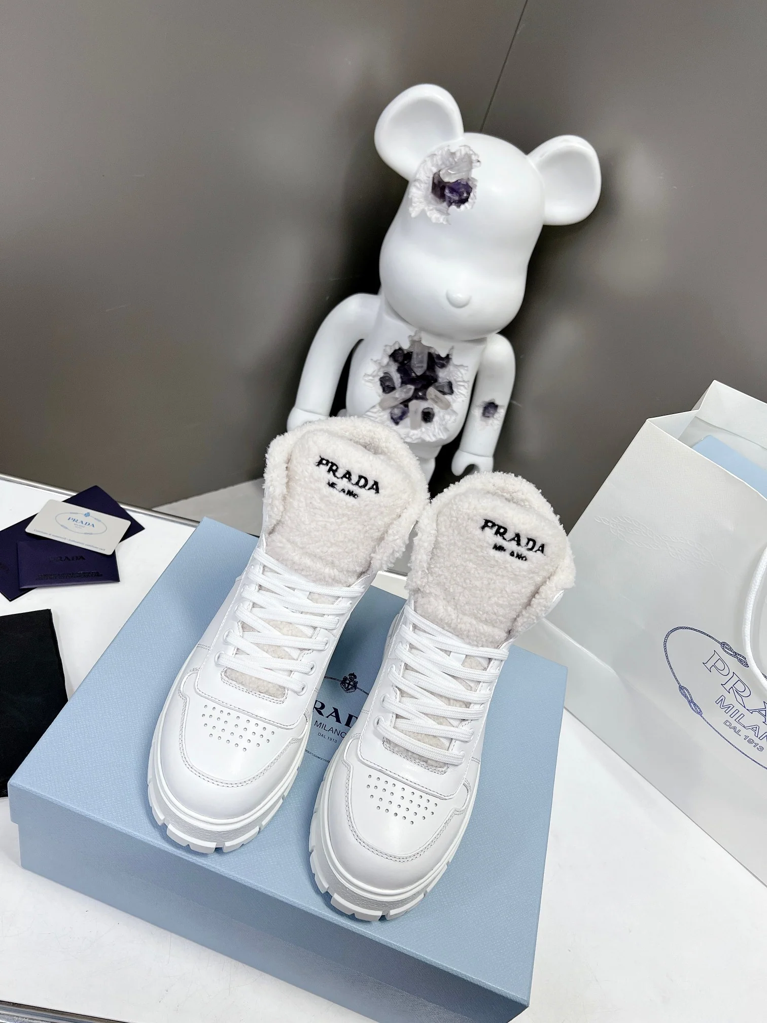 Chanel - Новинки ранней весны 2022 года - Высокие повседневные кроссовки - Белые