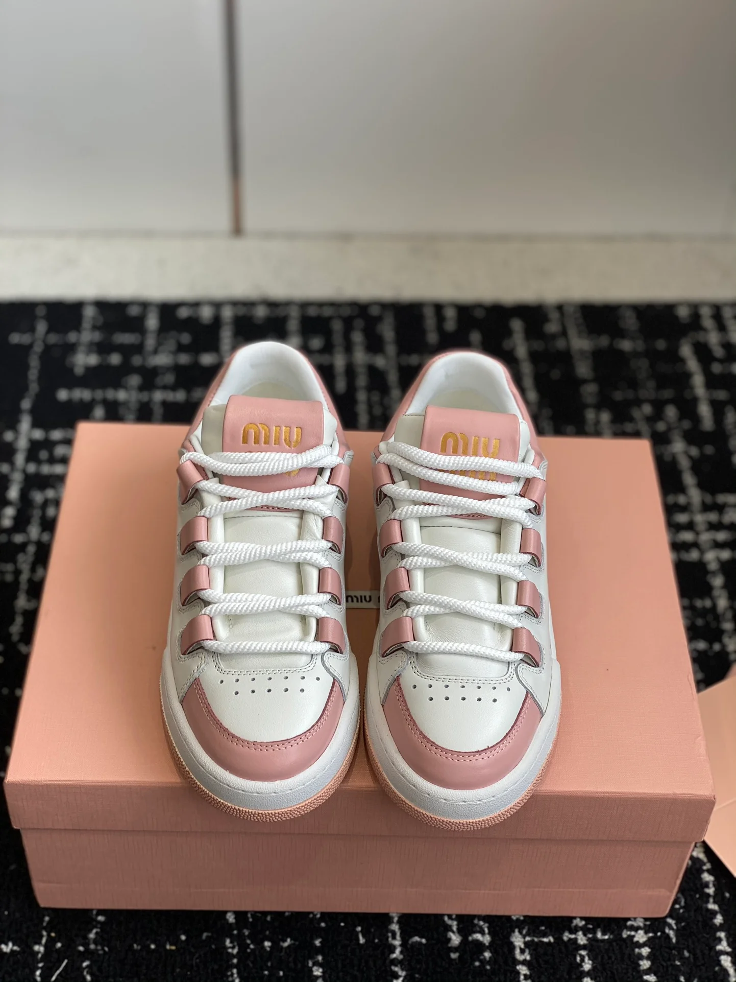 Кроссовки Miu Miu в стиле ретро с эффектом потертости - Повседневные кроссовки - Розовые