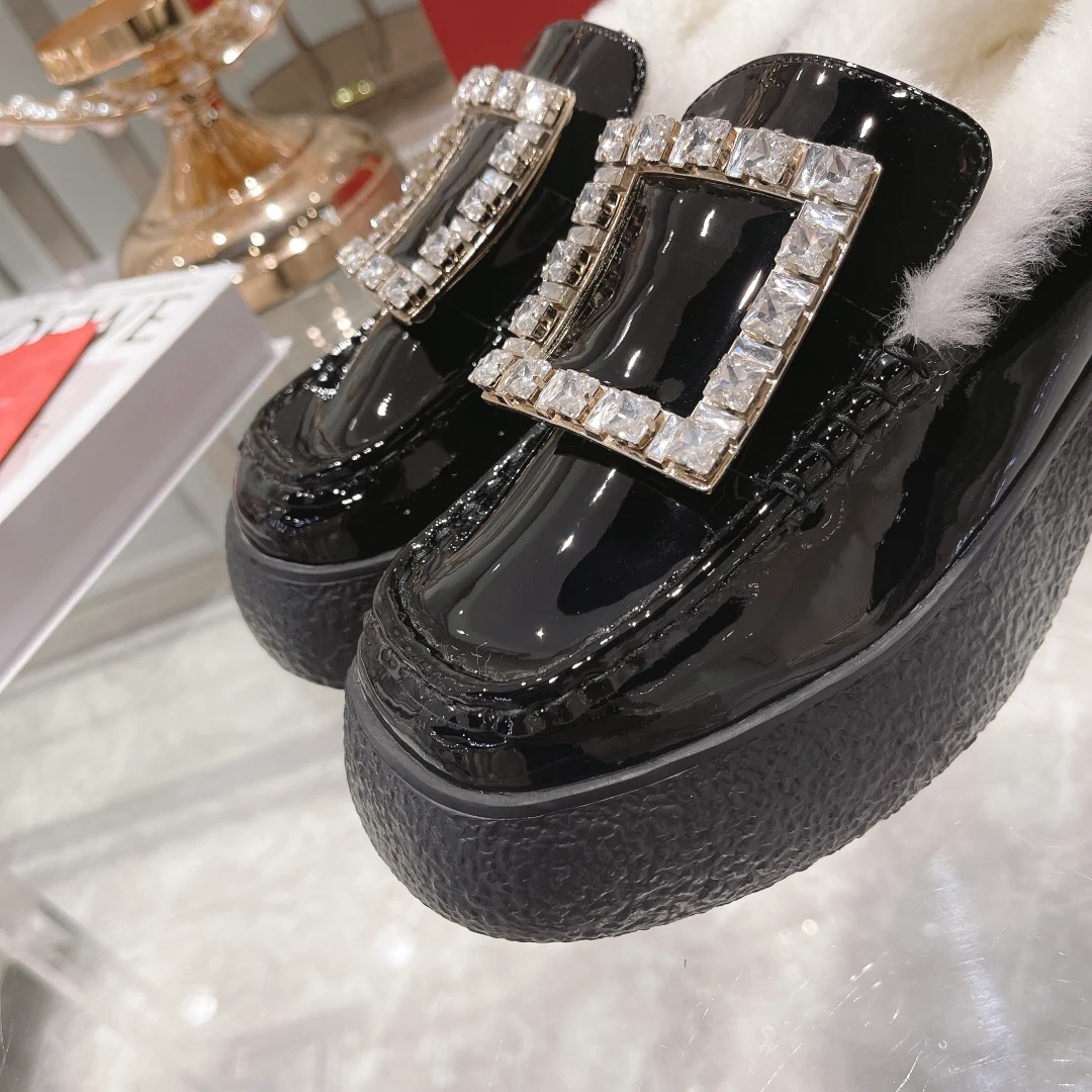 Новые флисовые лоферы RV осенне-зимней коллекции: толстая подошва, украшенные стразами.