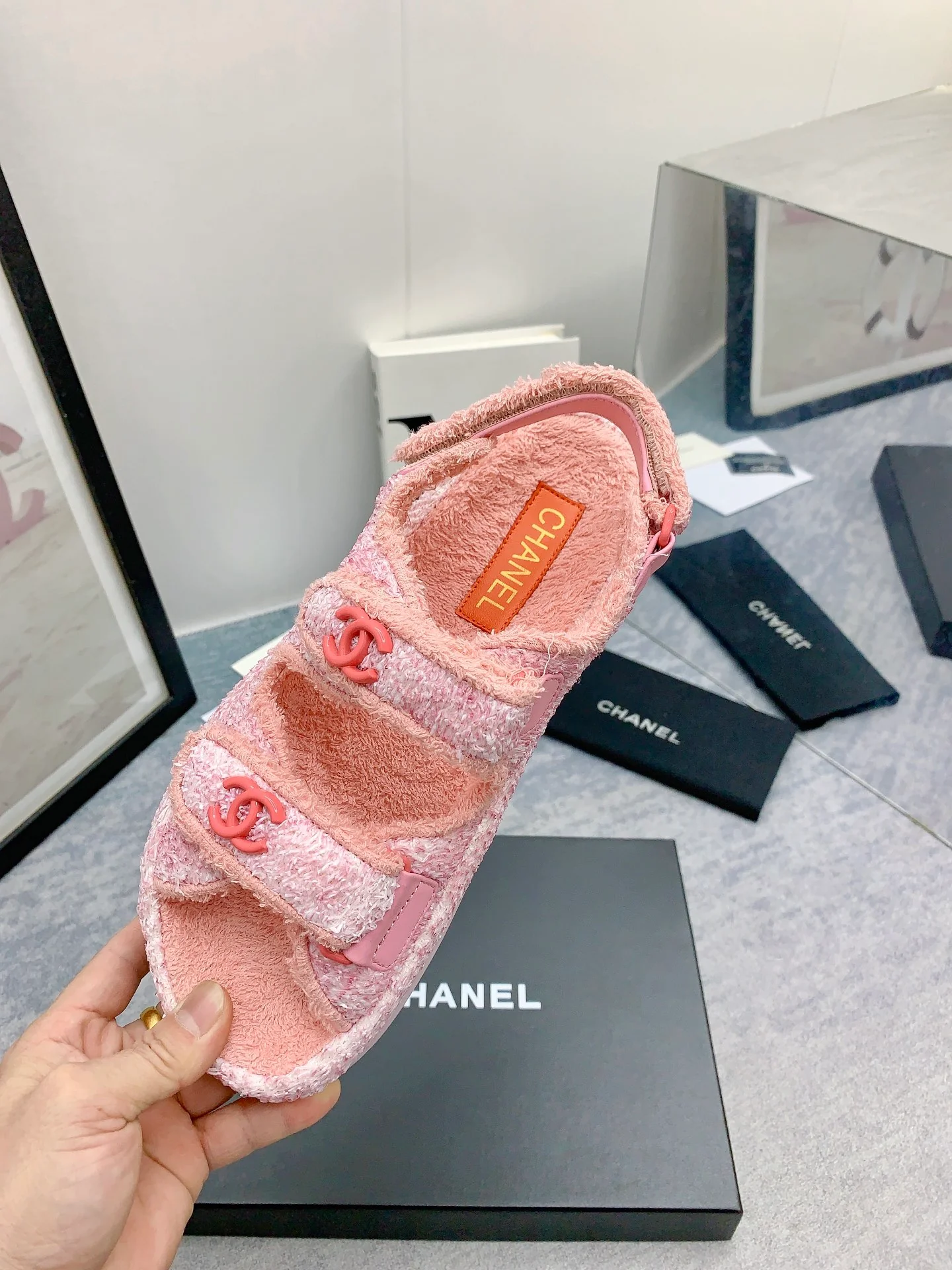 Новинка сезона осень/зима 2023 от Chanel - Сандалии на платформе из махровой ткани - Розовые