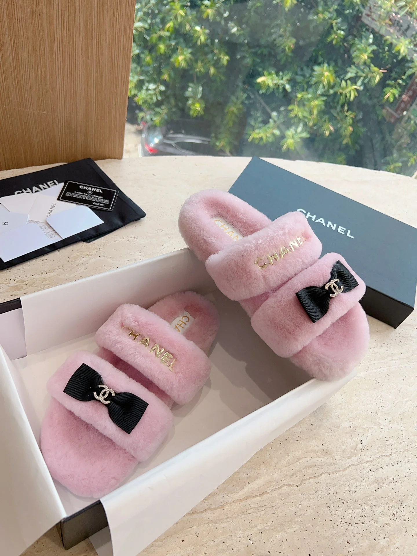 Новинка 2023 года от Chanel - Меховые тапочки - Розовые с бантиком