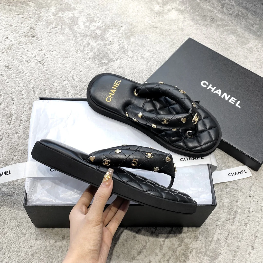 Новинка сезона весна/лето 2023 от Chanel — черные шлепанцы.