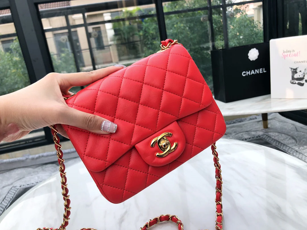 Сумка Chanel CF из коллекции весна/лето 2019 — квадратная сумка Fat Bag — из овечьей кожи — красная с золотой фурнитурой — 17 см