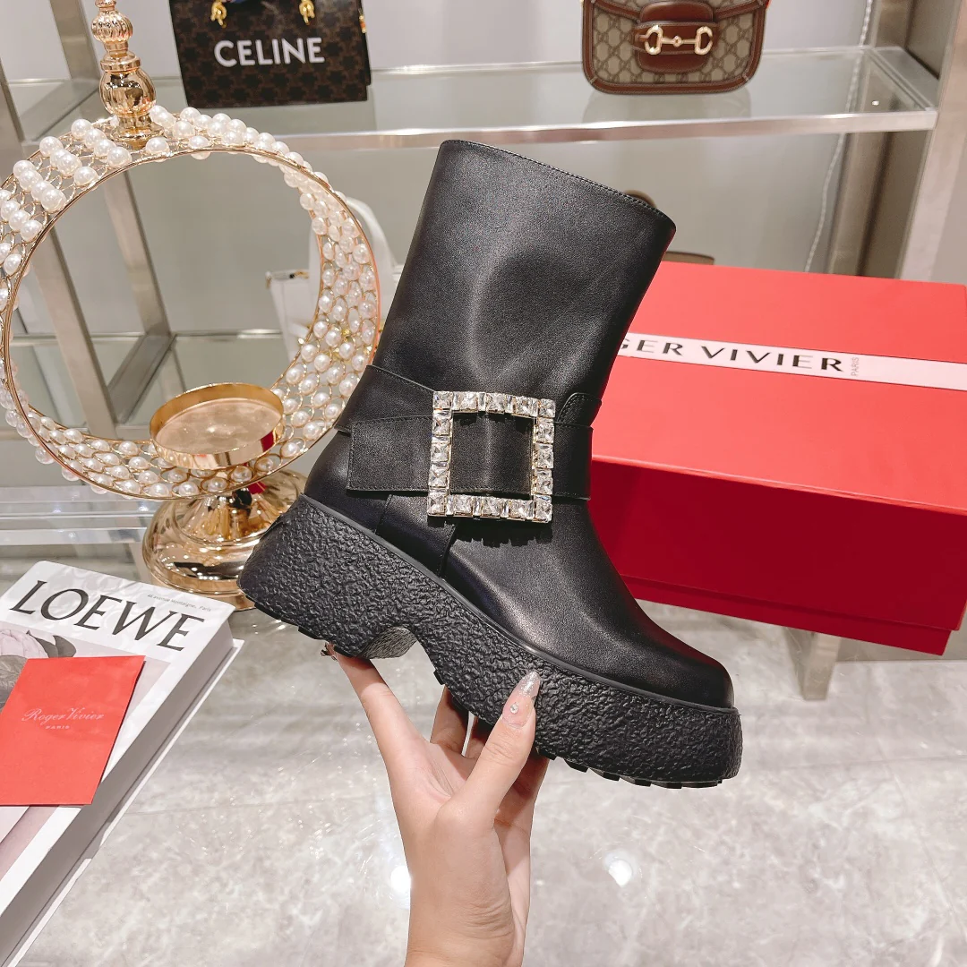 Мотоциклетные ботинки на толстой подошве с металлическими пряжками.