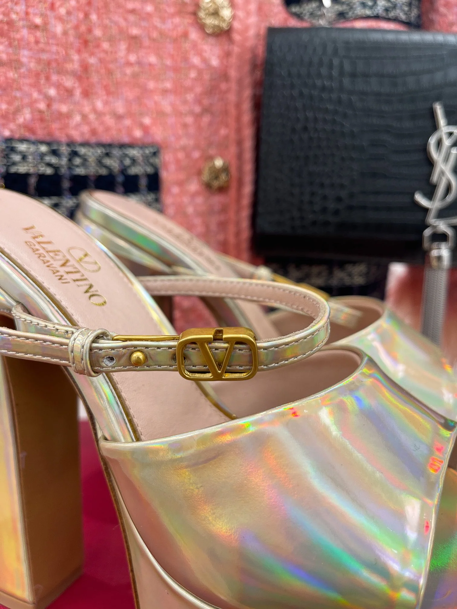 Новинка сезона весна/лето 2023 от Valentino - сандалии на платформе 9 см с открытым носком - 15 см - серебристые