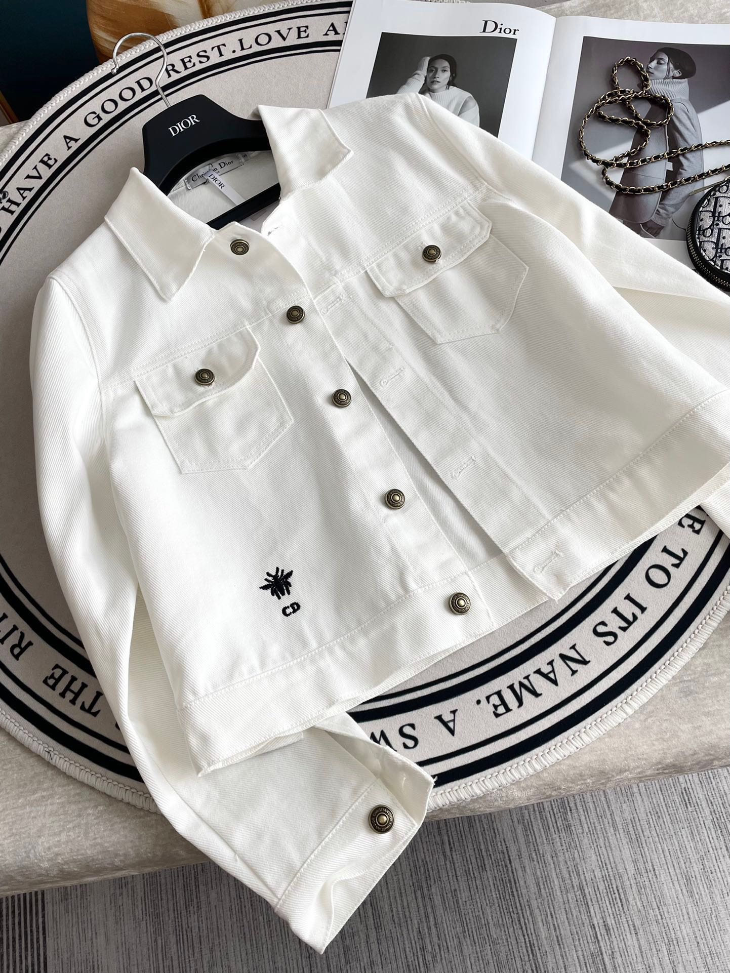 Джинсовая куртка Dior 2403 с цветочным принтом в виде пятиконечной звезды на спине.