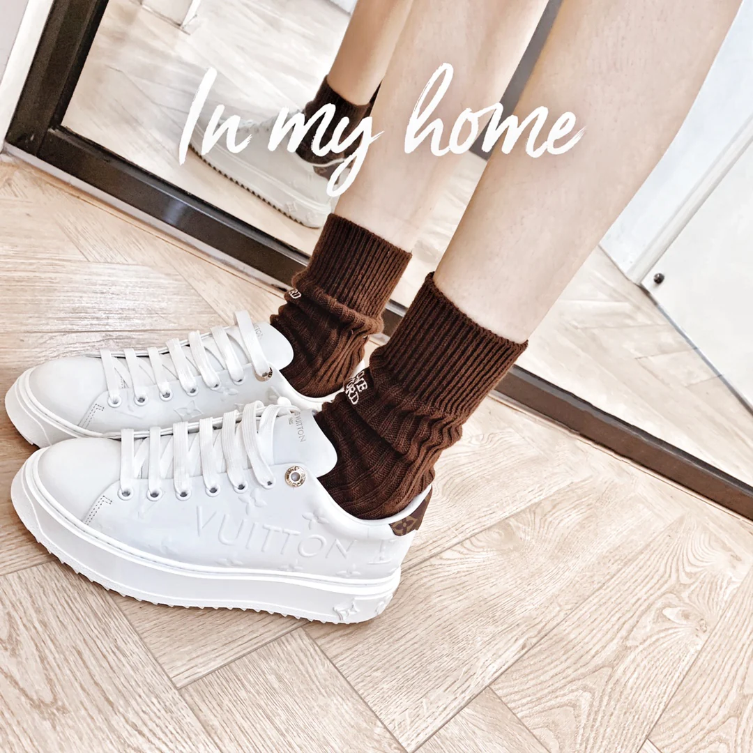 Белые классические кроссовки LV на платформе — серия Time-Out — с тисненым логотипом.