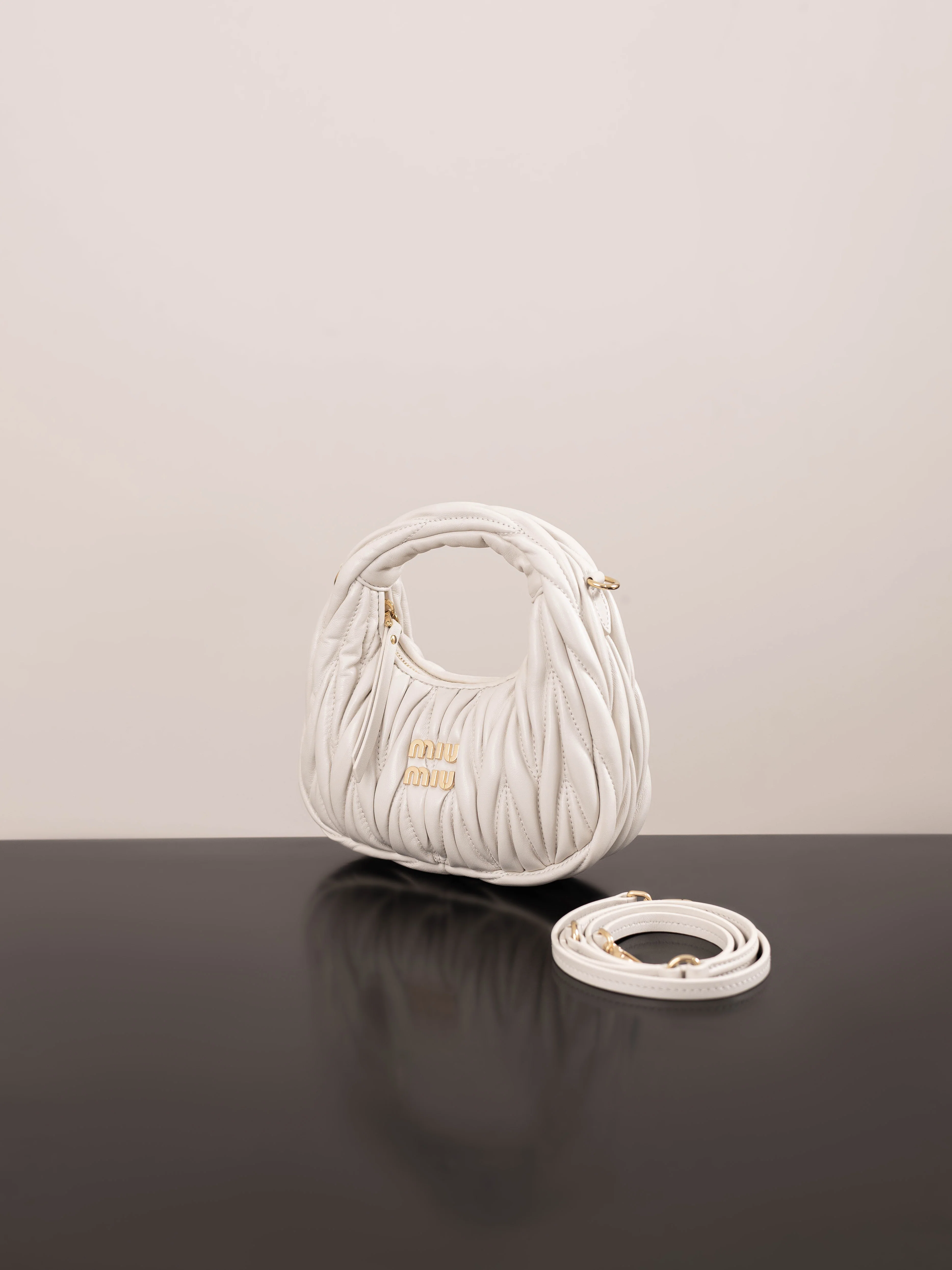 Miu Miu - Миниатюрная сумочка из овечьей кожи - Белая