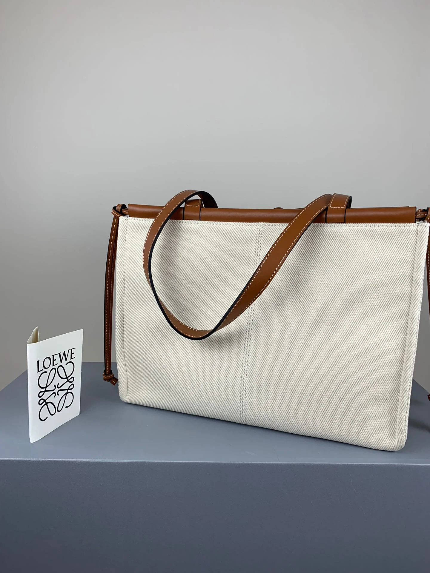 Сумка-тоут Loewe с подушкой, белая, коричневая кожа