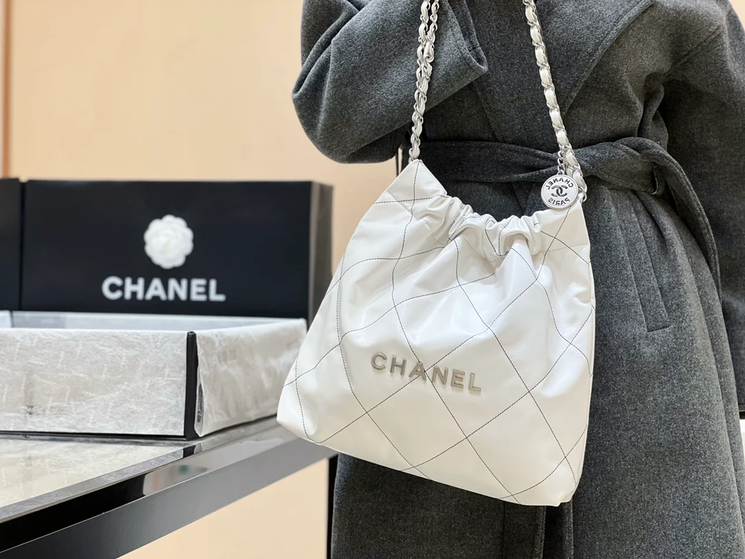 Сумка Chanel из круизной коллекции 2023 года - 22bag - Маленькая - Белая с черной строчкой - На фото сумка в носке.