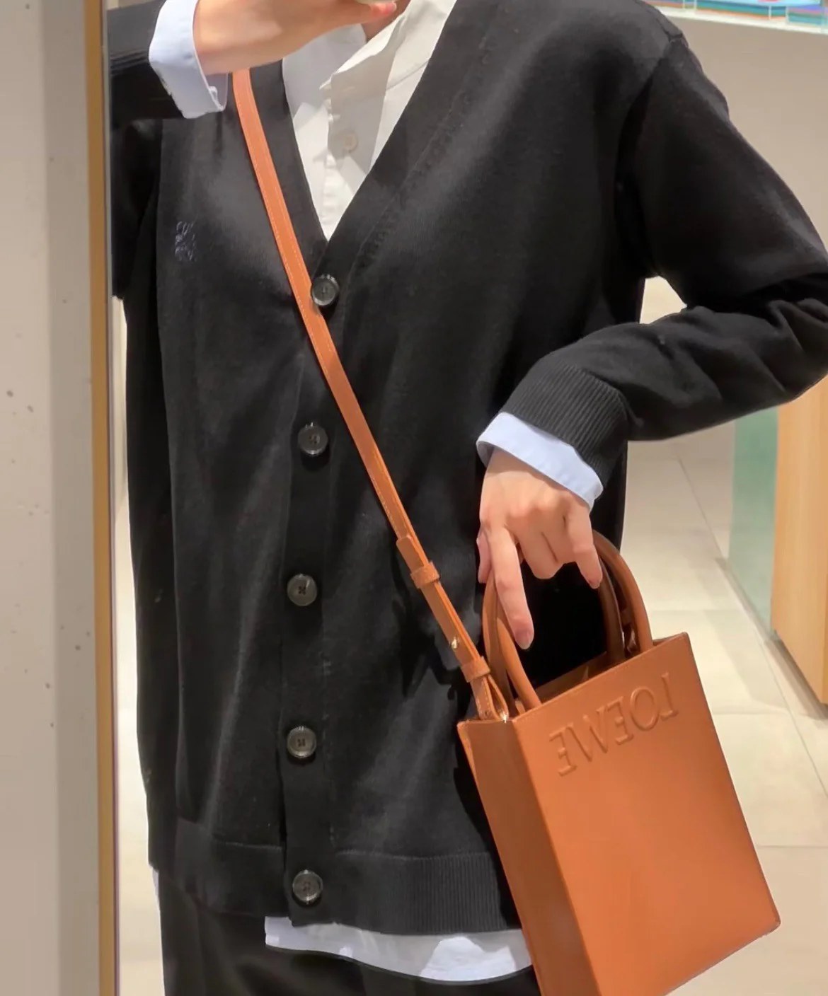 Сумка-тоут Loewe Standard A5 — глянцевая телячья кожа — маленькая — коричневая