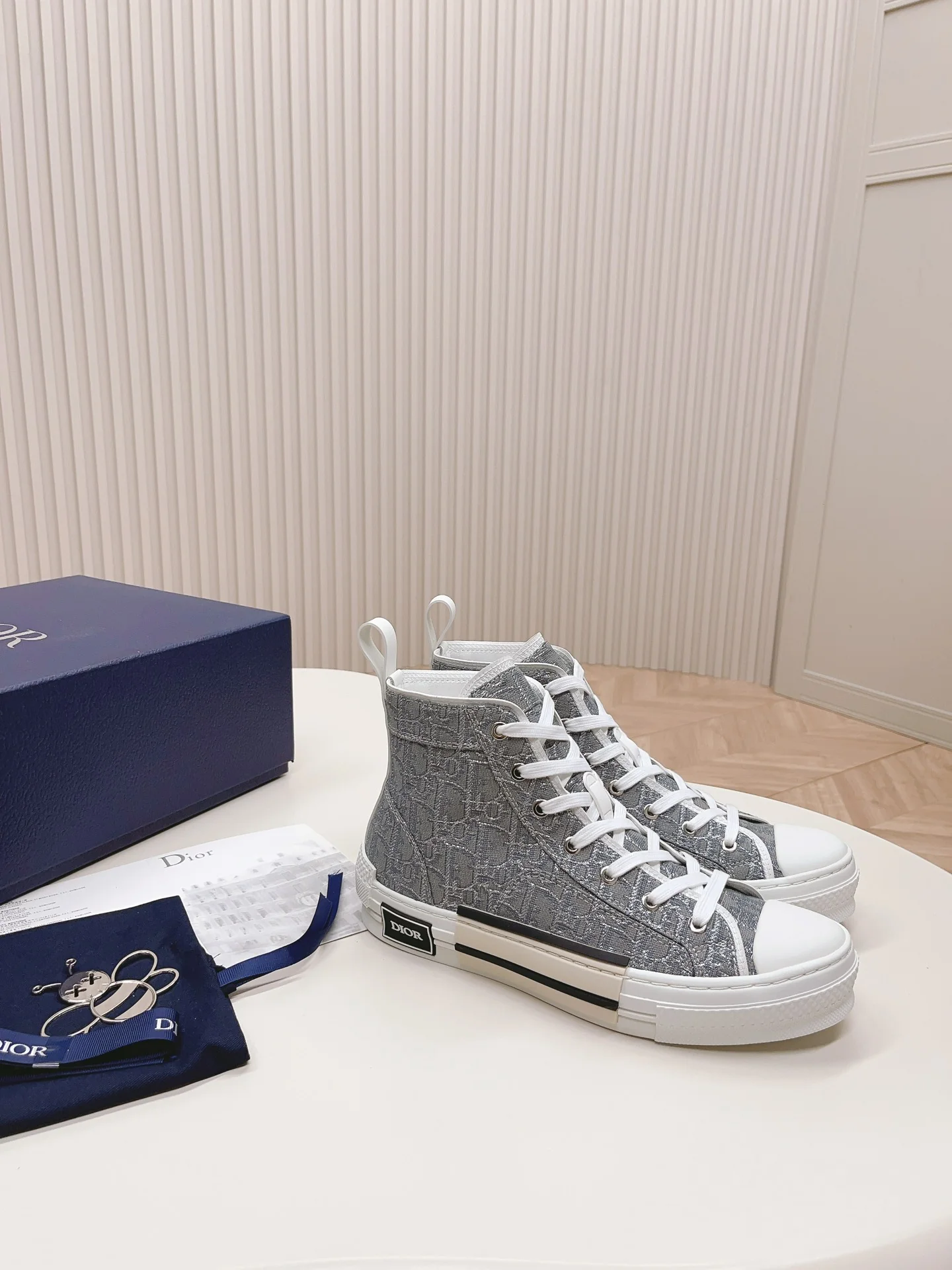 Высокие повседневные кроссовки Dior B23 Series, унисекс, серые с белым носком.