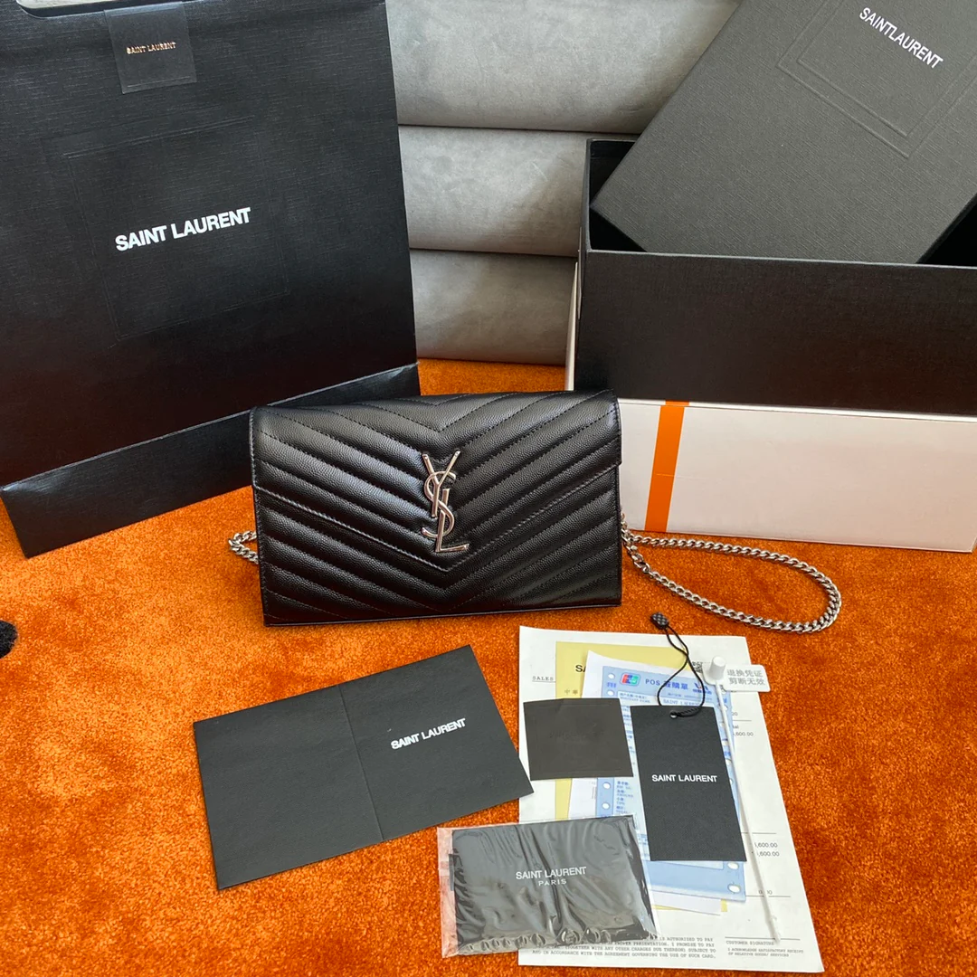 Сумка-конверт YSL с монограммой из икры — черная с серебристой фурнитурой.