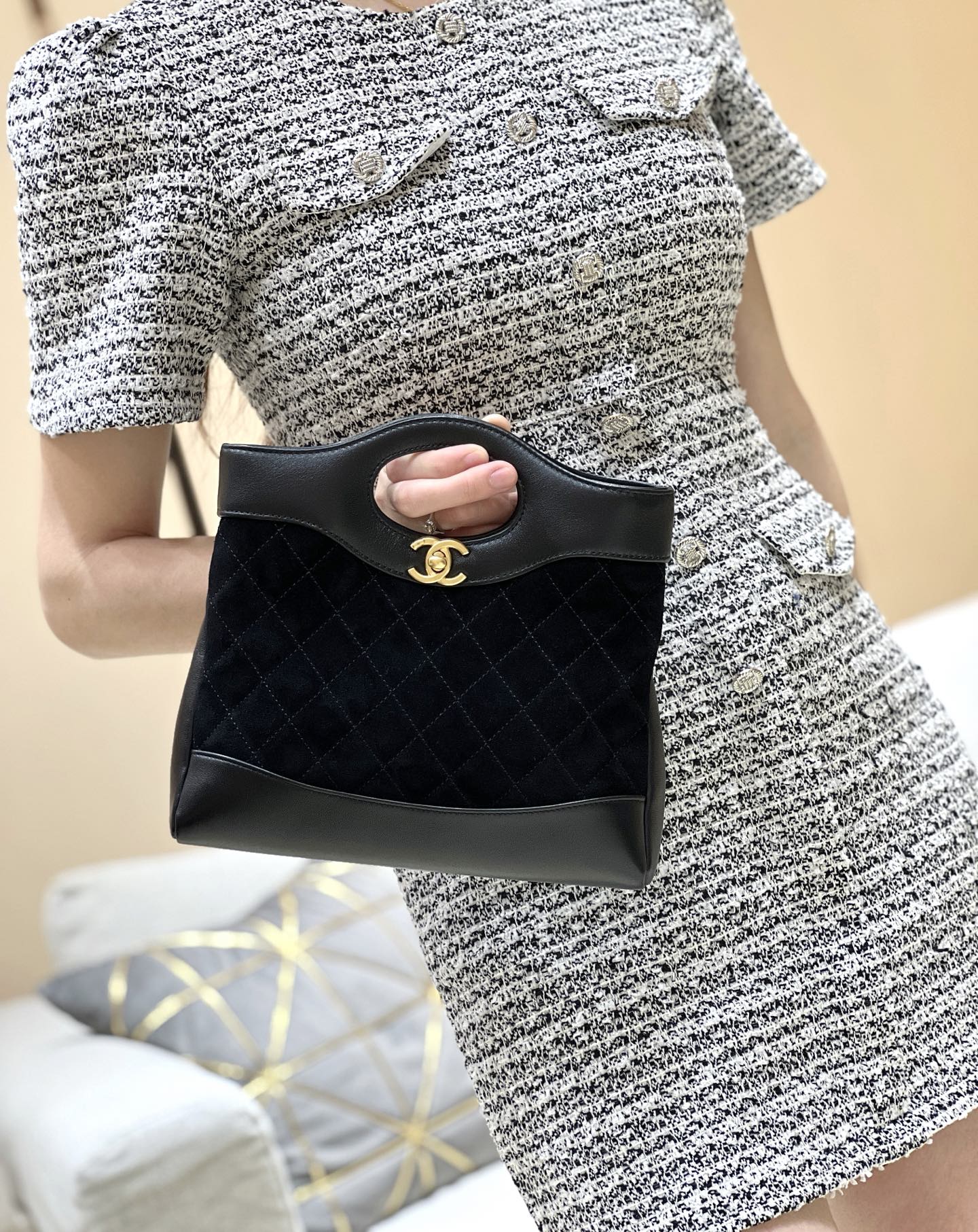 Мини-сумка Chanel 25p 31 из замши, черная