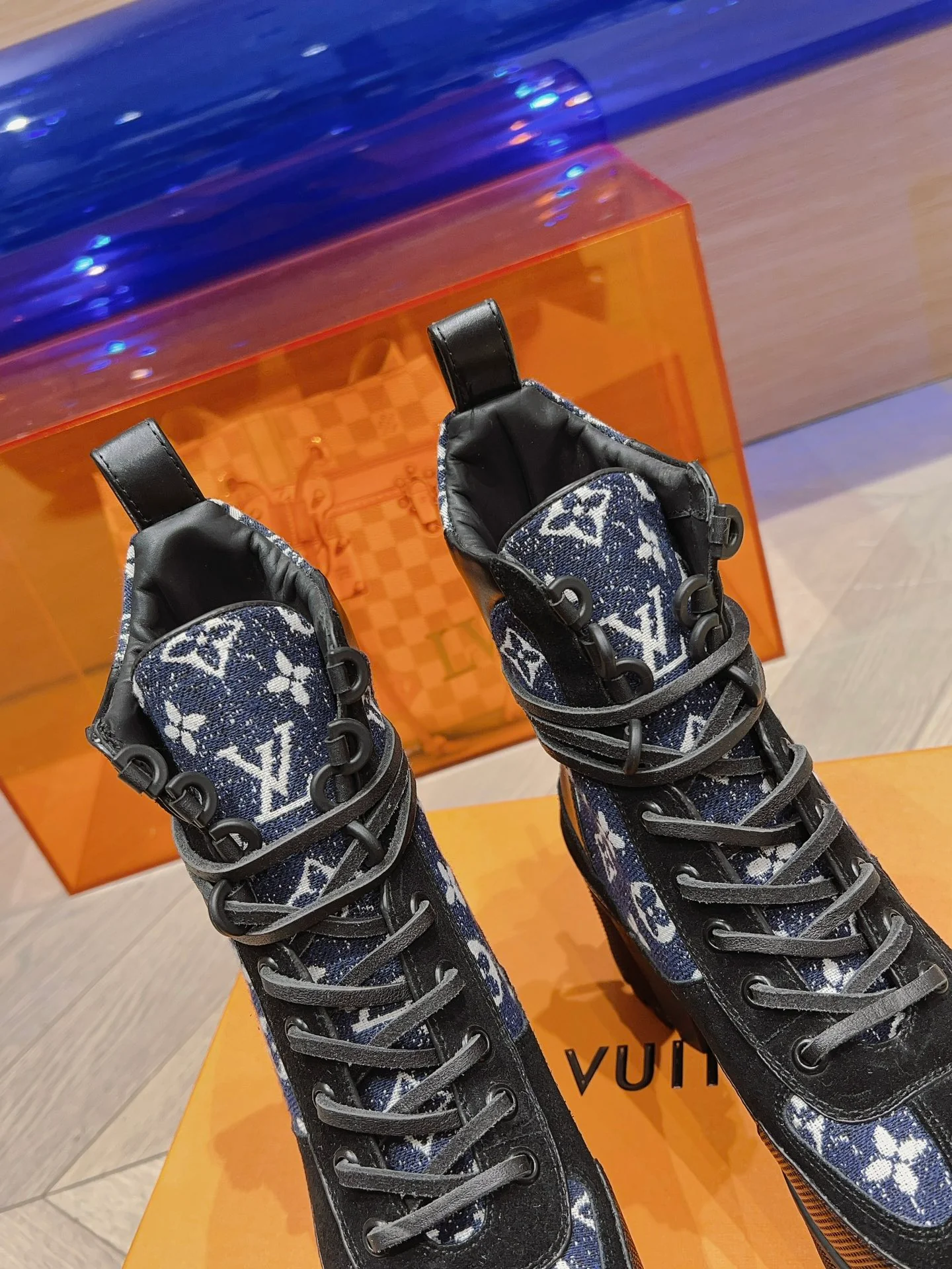 Новинка осенне-зимней коллекции LV 2023 — Ботинки Мартин на высоком каблуке — Черная серия — Модель 3