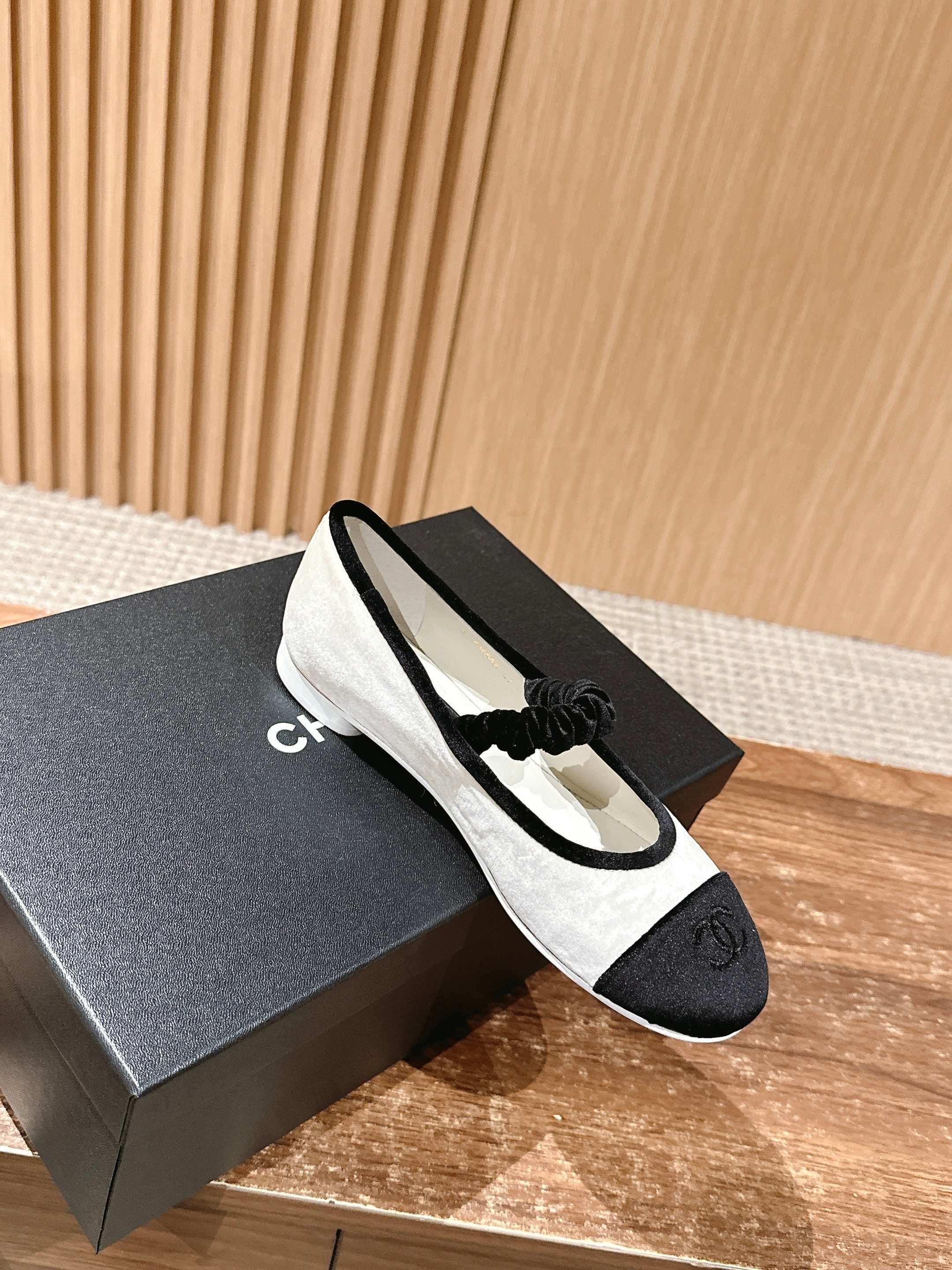 Новинка сезона весна/лето 2025 от Chanel - туфли Мэри Джейн из белой замши.