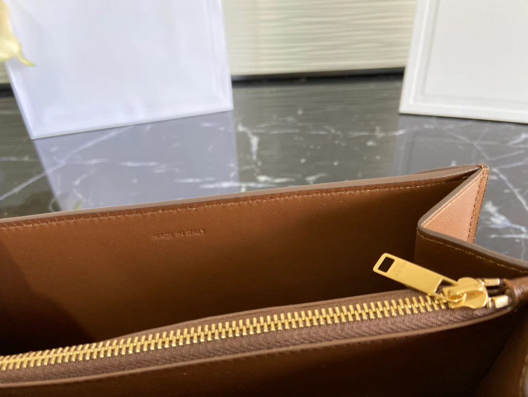 кожаная сумка Celine Soft 16 на цепочке