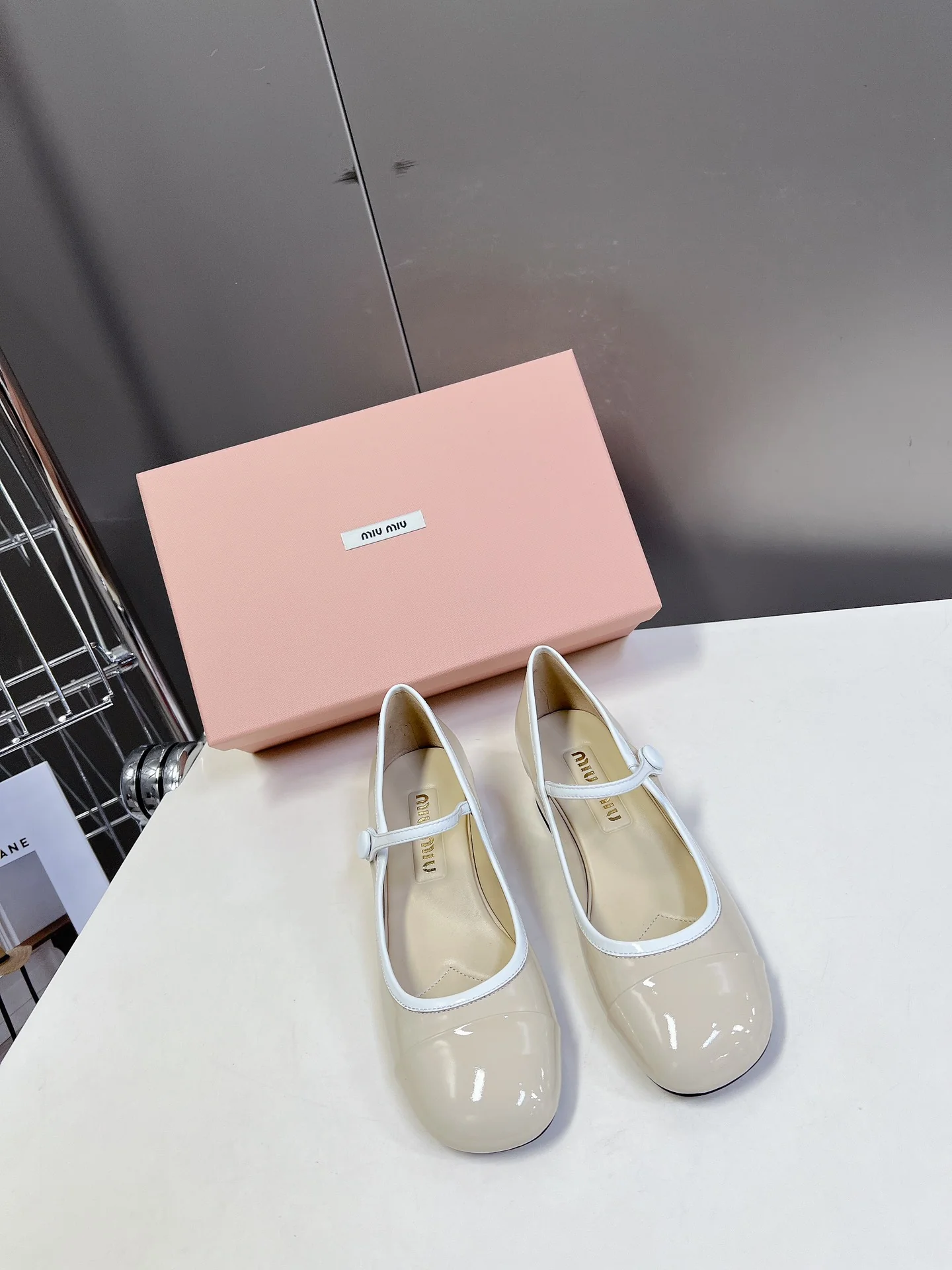 Miu Miu - Туфли Мэри Джейн с цветовыми блоками, круглым носком и боковой застежкой - Белые