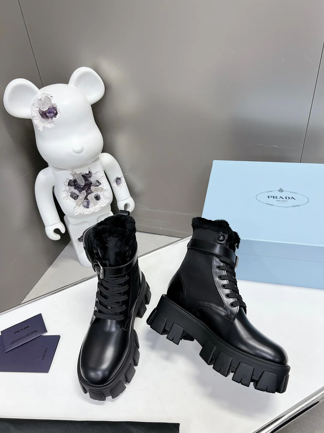 Chanel - Новинка весны 2022 года - Высокие повседневные туфли с зубчатым ремешком - Черные