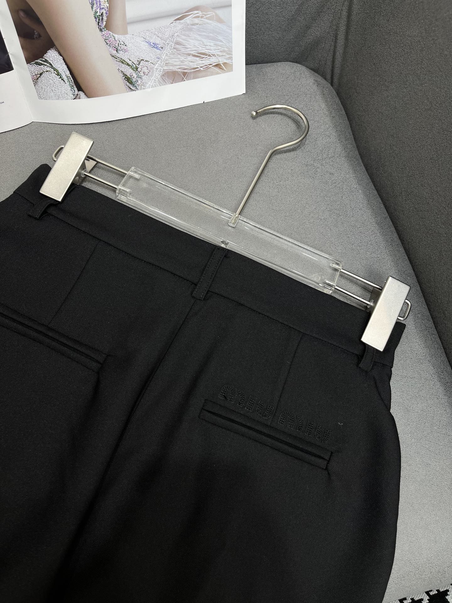 Miu Miu - 2404 - 24ss Весенне-летние новые шорты с металлической пряжкой в ??виде буквы - Черные