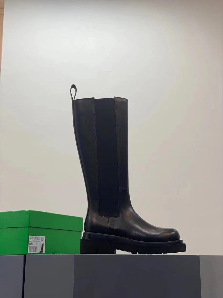 Новинка сезона осень/зима 2022 от BV - высокие сапоги с закругленным носком - модель без шнуровки сзади.