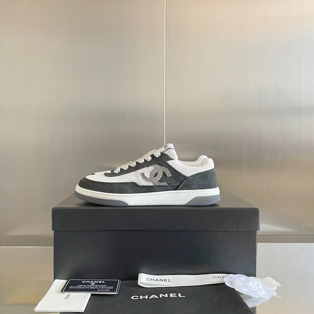 Новые поступления коллекции Chanel весна/лето 2023 - Замшевые кроссовки - Повседневная обувь - Спортивная обувь - Серый