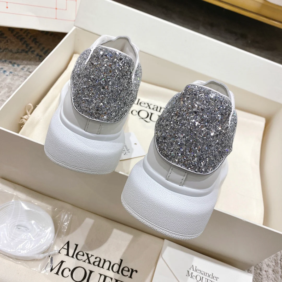 Классические белые кроссовки McQueen - ярко-розовый каблук - серые