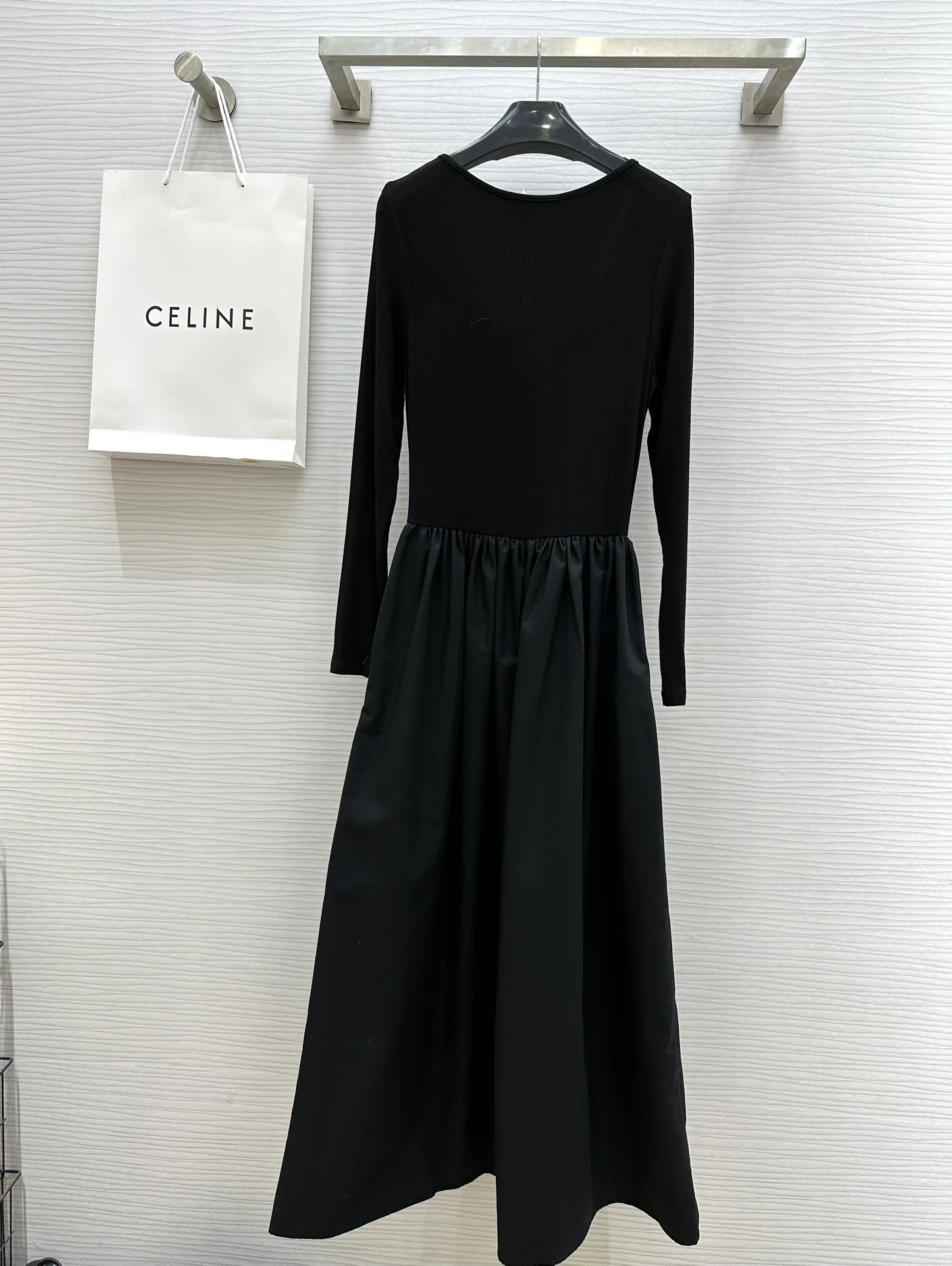 Новый комбинезон Celine с U-образным вырезом, весна/лето 2024.