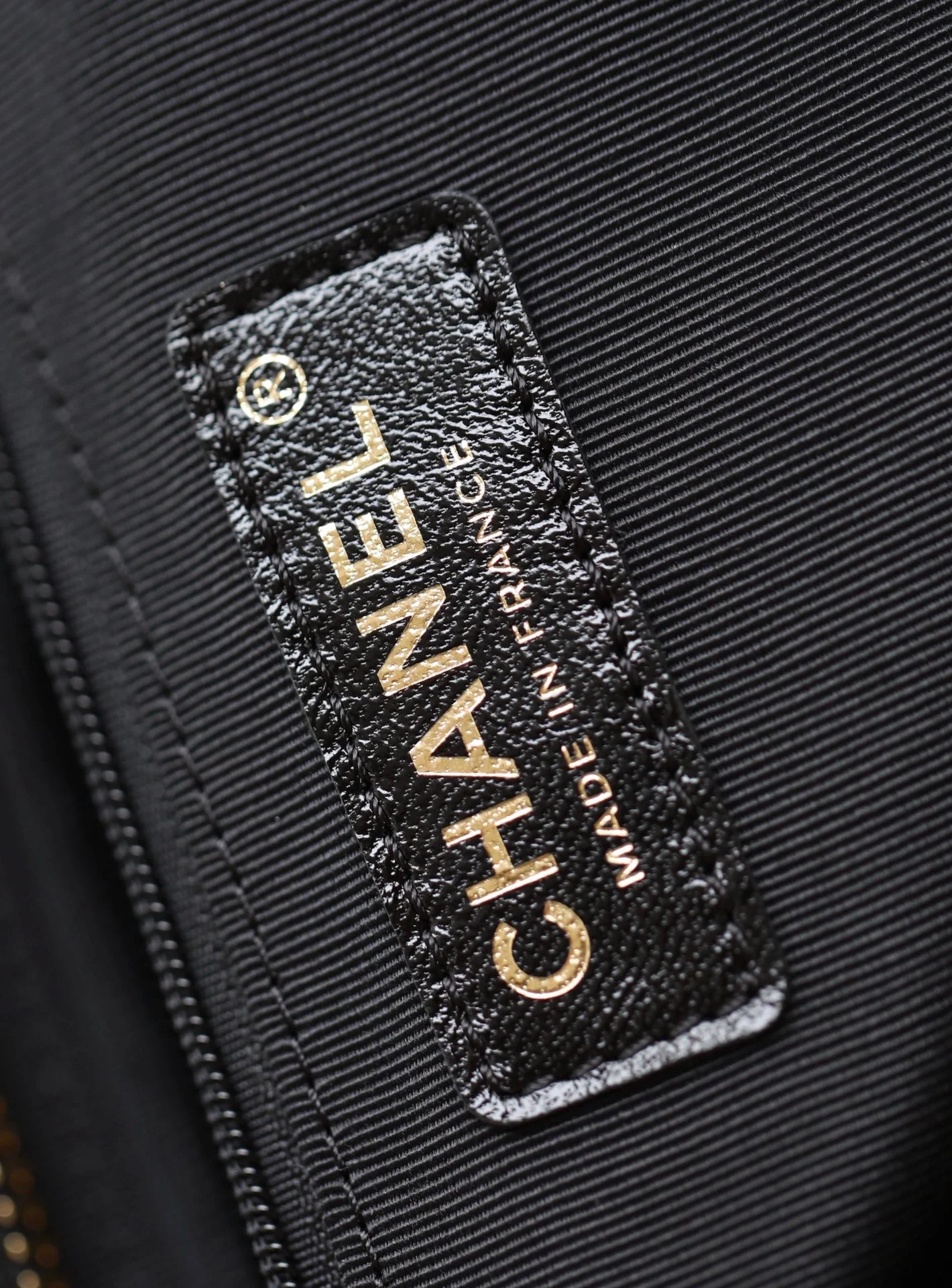 Chanel - Средняя сумка-хобо через плечо - Черная с золотой фурнитурой