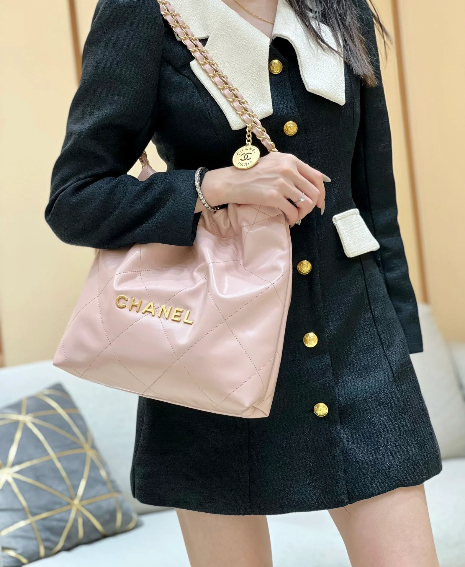 Новинка сезона весна/лето 2023 от Chanel - сумка 22bag - маленькая - светло-розовая - на фото.